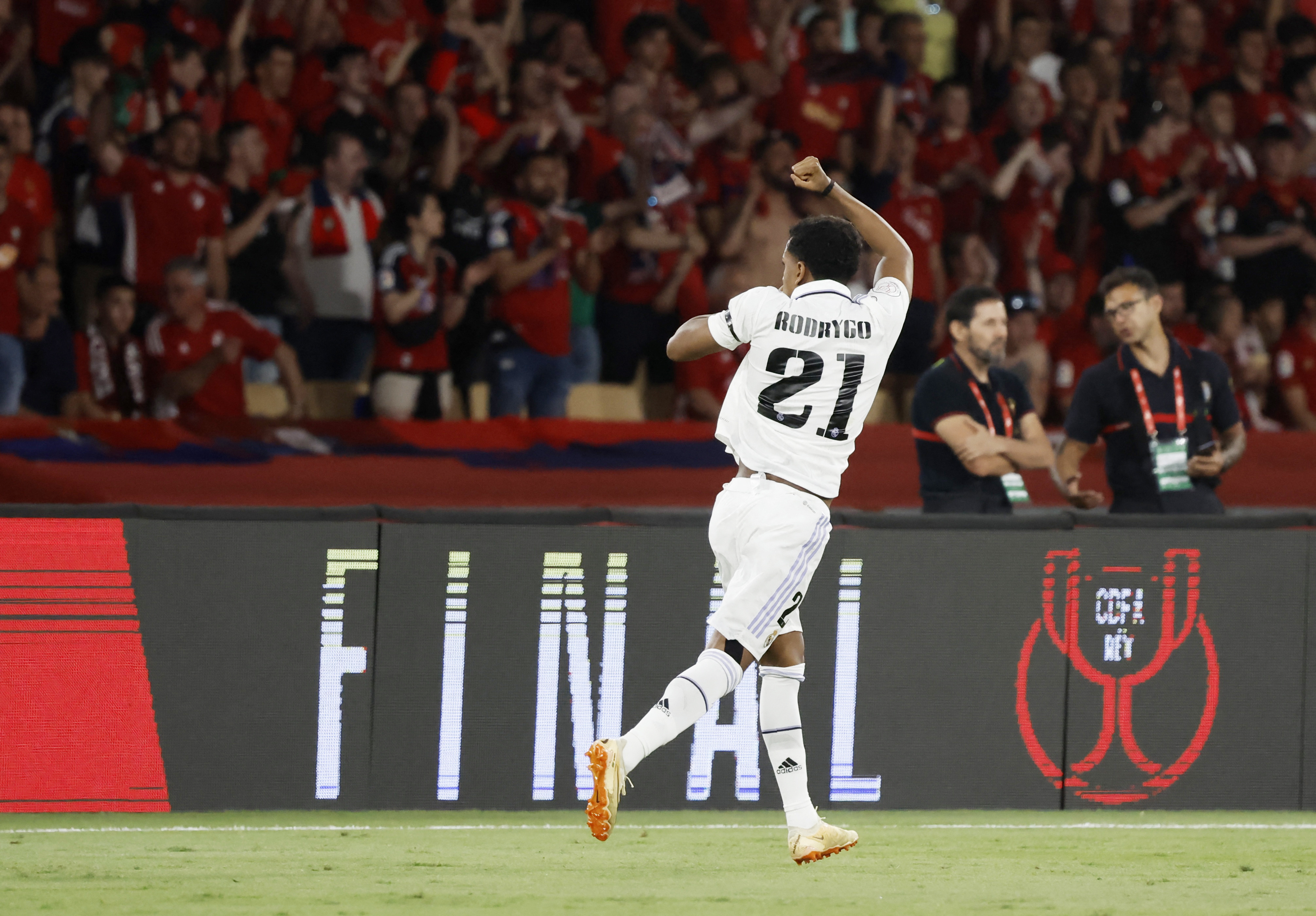 Rodrygo celebra el primer gol en la final de la Copa del Rey entre el Real Madrid y el Osasuna. 