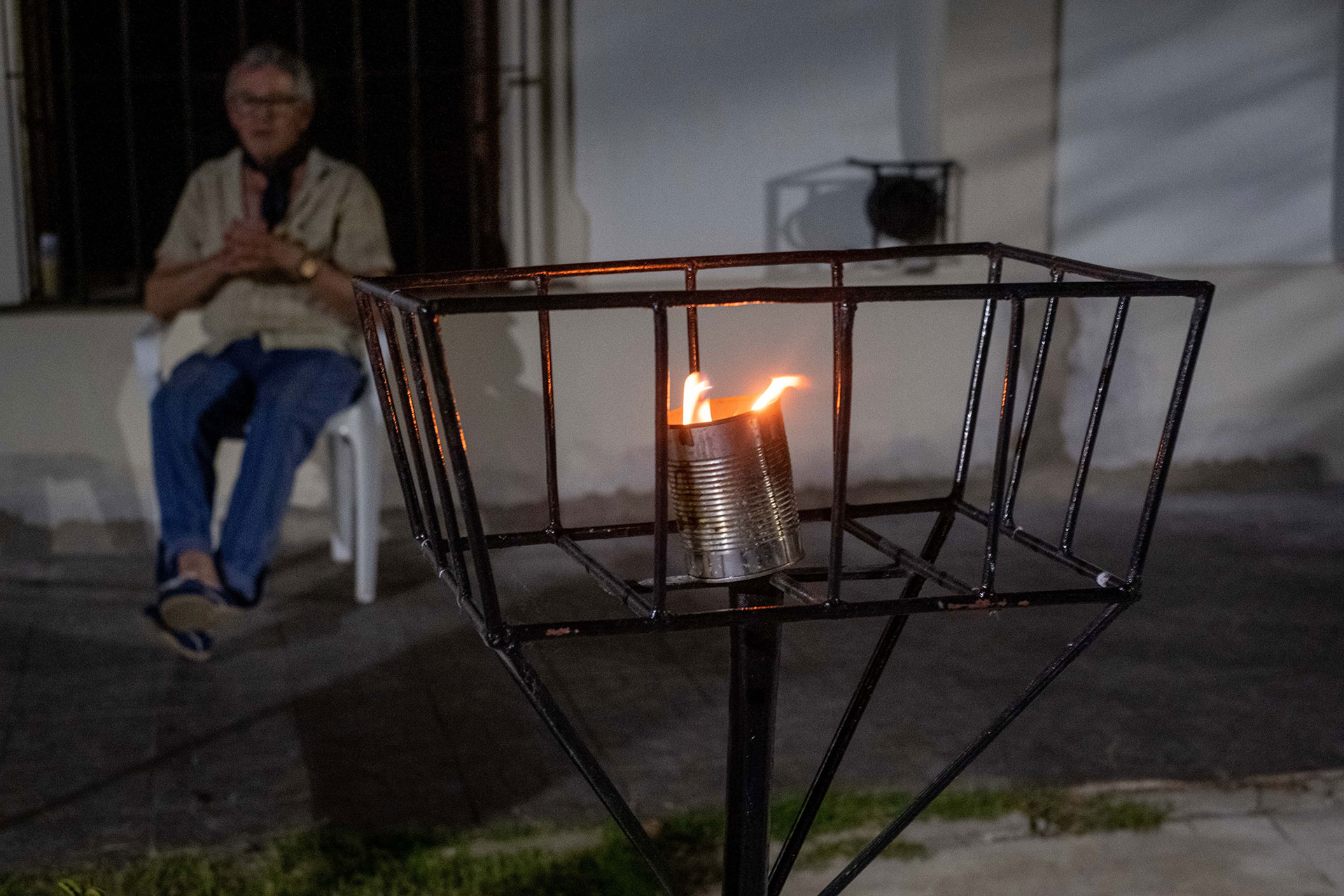 En la puerta de cada casa del Barrio Club Ferro de Dolores se encendió una llama por Fernando Báez Sosa