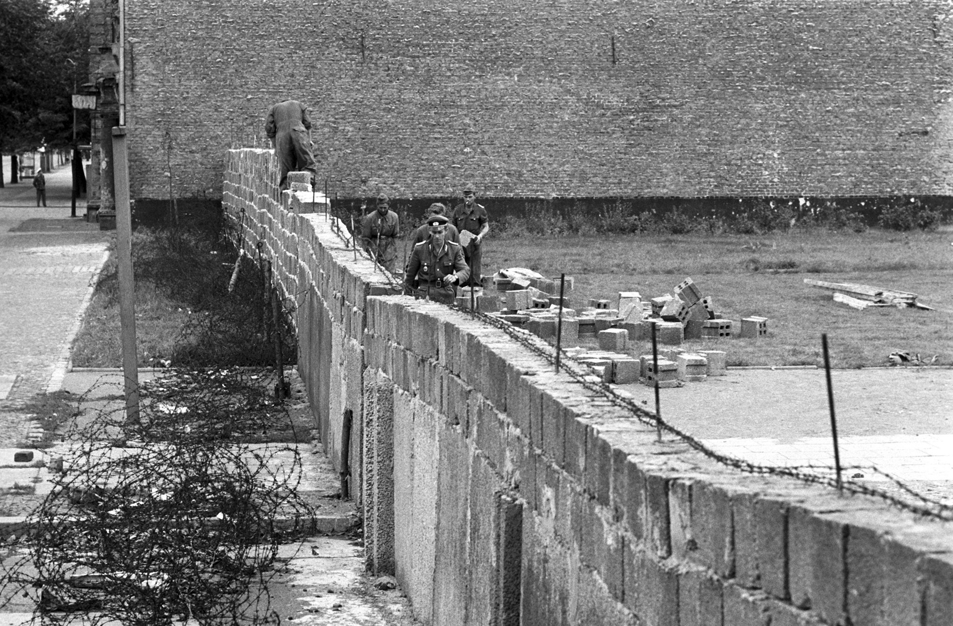Сооружение Берлинской стены 1961