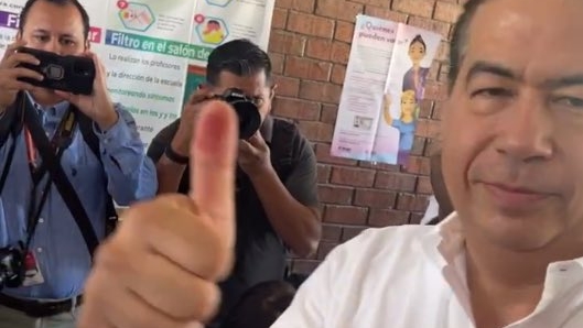 Elecciones Coahuila 2023: confiado por obtener la victoria, Ricardo Mejía Berdeja acudió a votar en Torreón