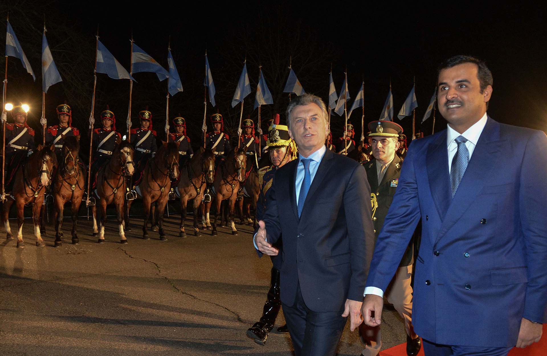 Macri con el Emir de Qatar, en una visita de 2018. El expresidente lo convenció de comprar tierras en la Patagonia y poner a Qatar en la camiseta de Boca Juniors