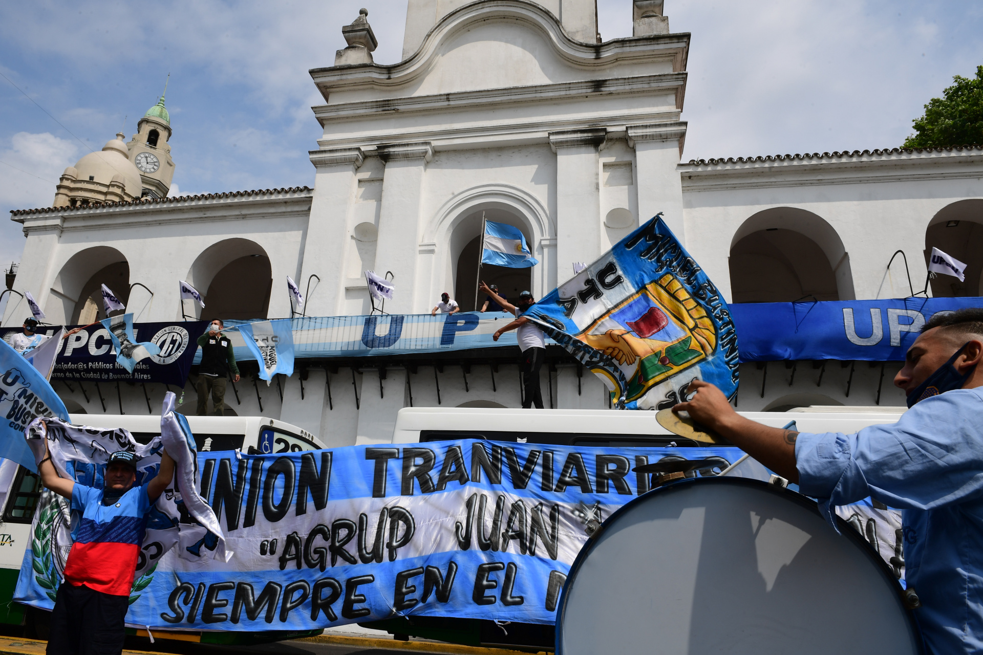 Tras marchar hacia el Obelisco, los manifestantes se dirigieron hacia la Plaza de Mayo y pasaron por la puerta del Cabildo