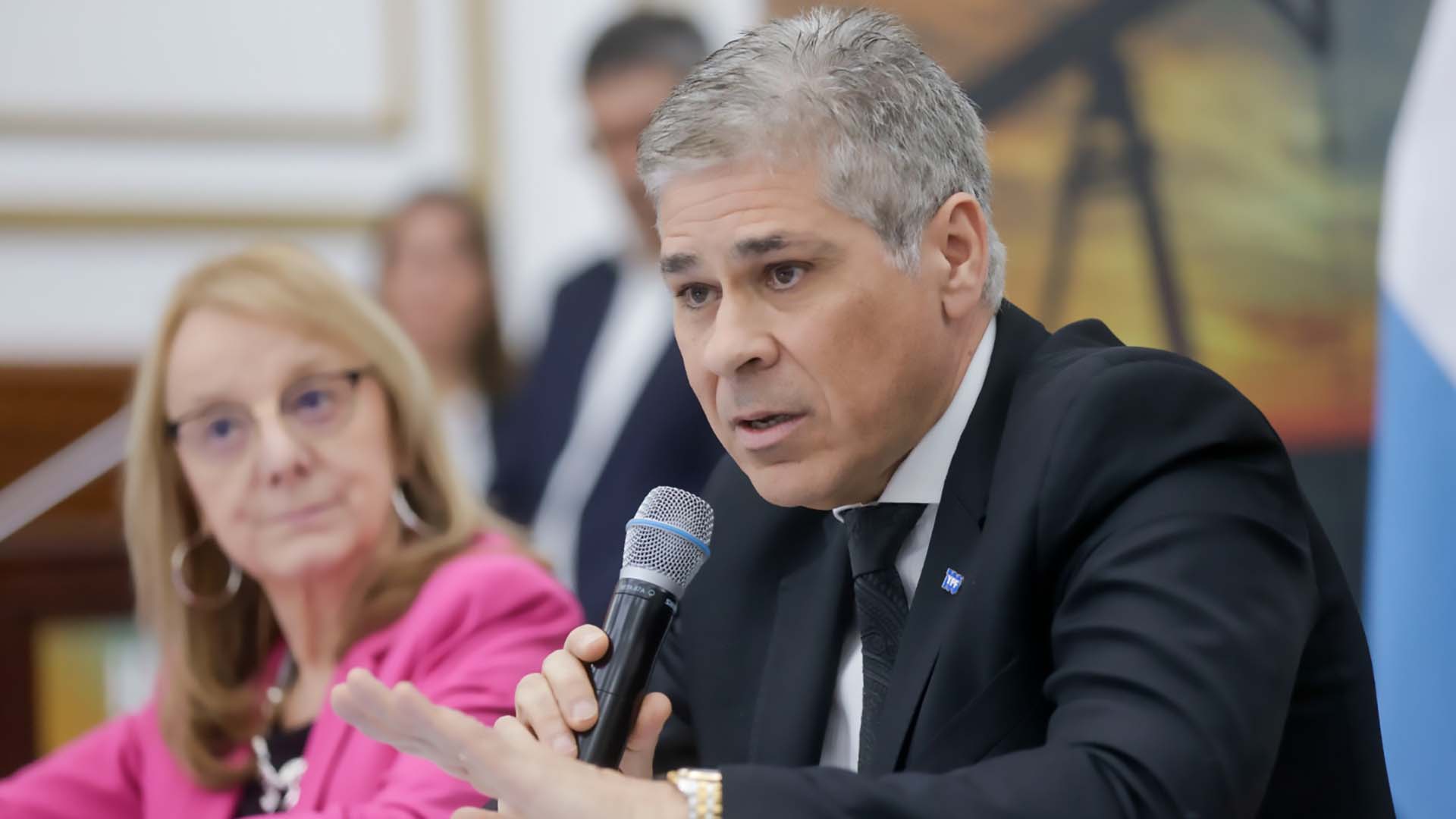 González en una foto de días atrás con Alicia Kirchner. El presidente de YPF fue vicegobernador de Santa Cruz
