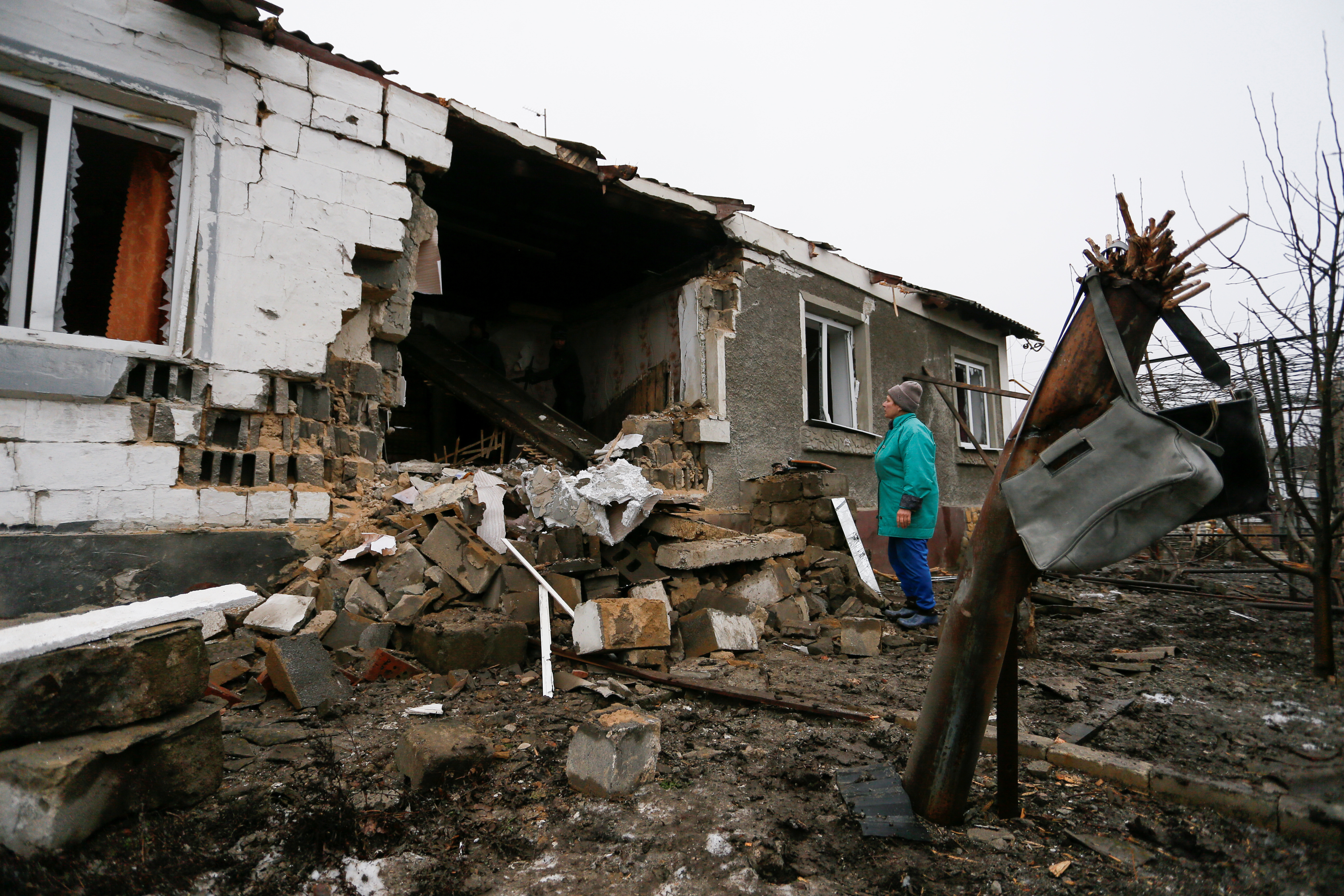 Una residente del asentamiento de Holubivske en la región de Lugansk (REUTERS/Alexander Ermochenko)