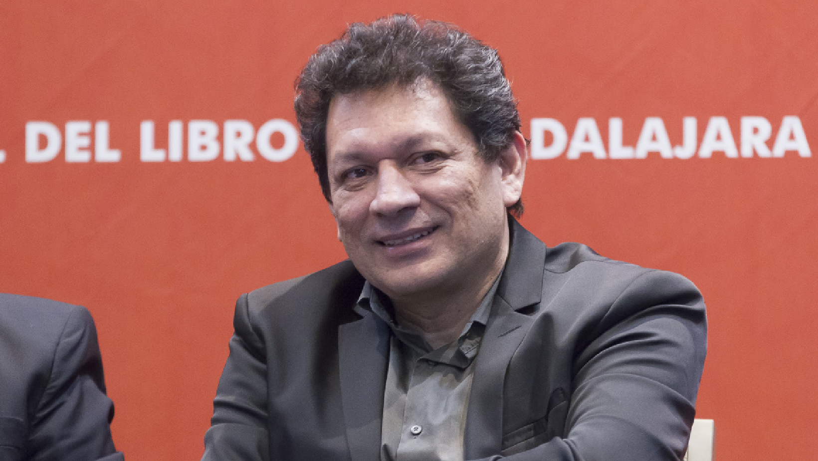 El Poeta Salvadoreño Jorge Galán Fue Premiado En La Feria Internacional Del Libro De Guadalajara