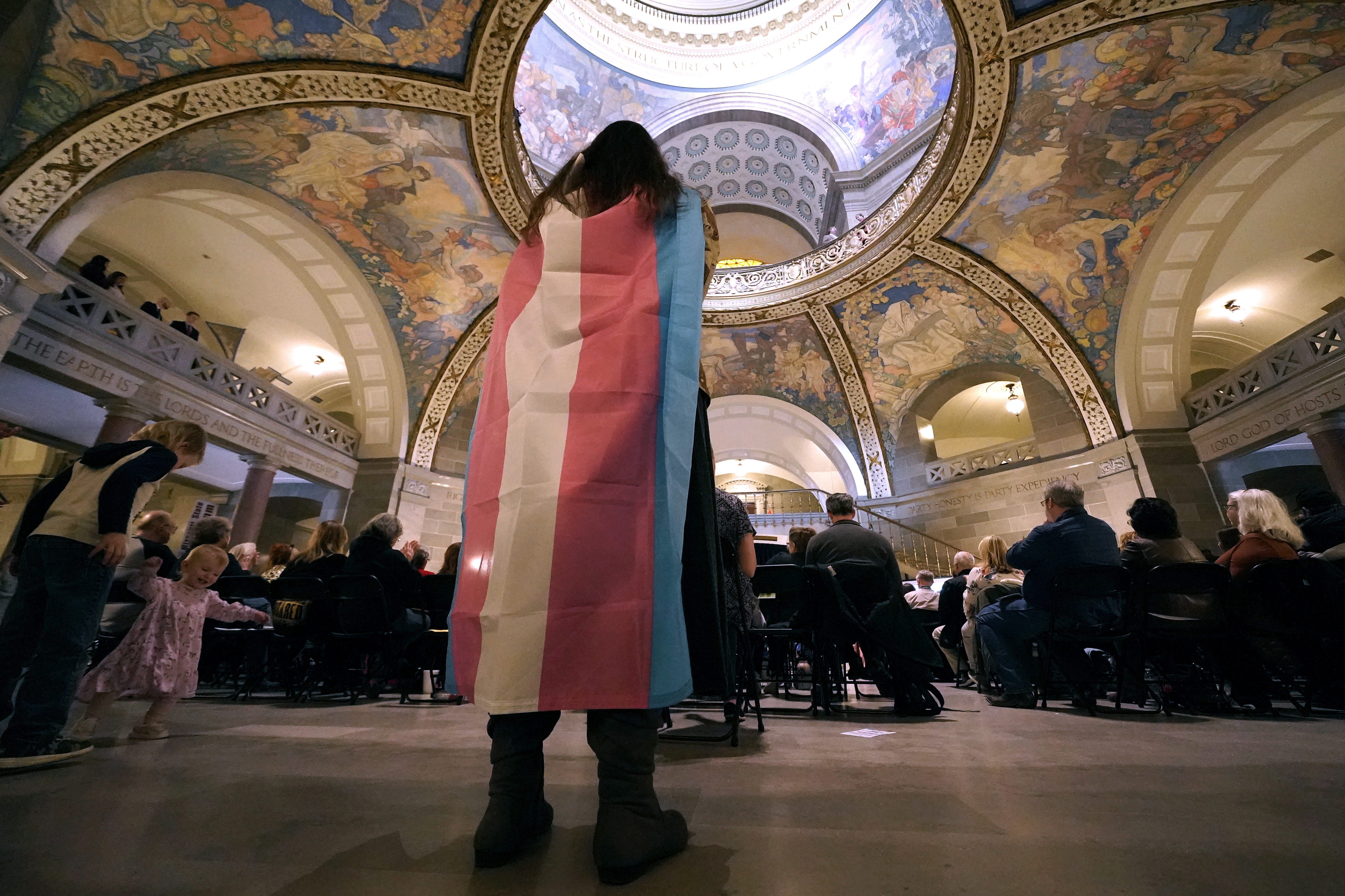Una nueva ley en Estados Unidos restringe aún más los derechos de las personas trans