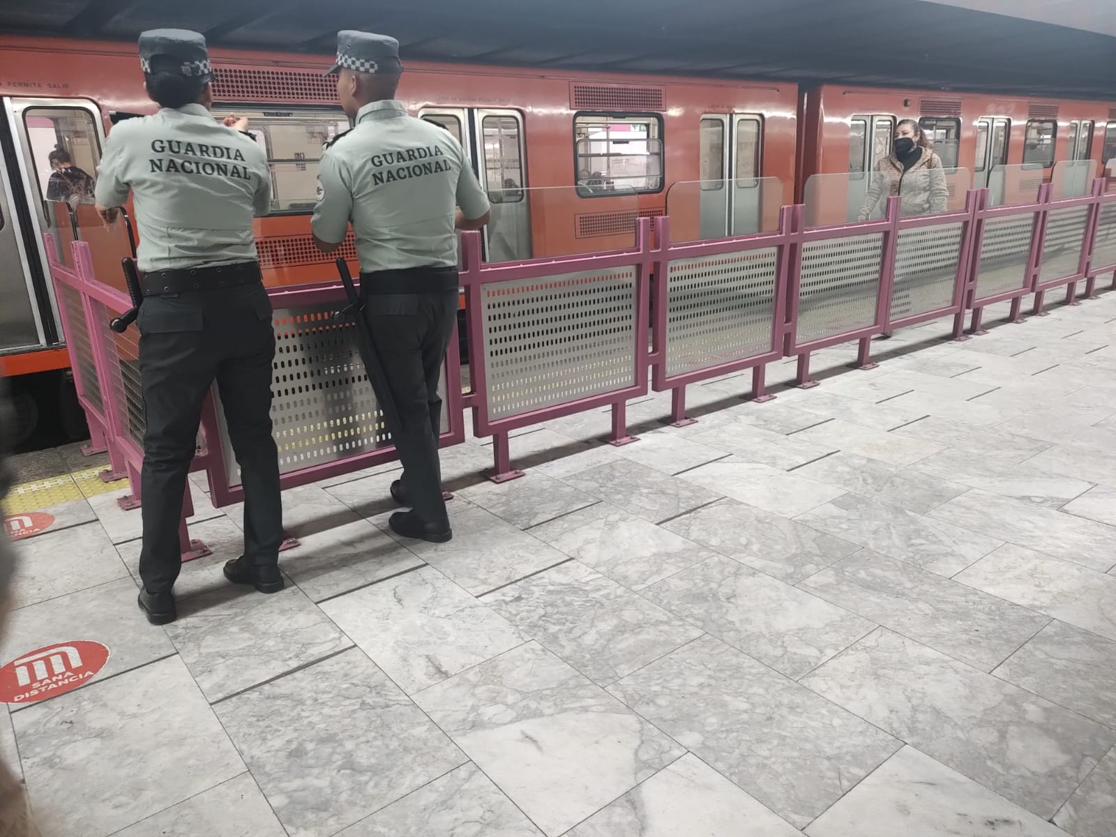Agentes de la GN supervisan la estación Sevilla de la Línea 1 tras el anuncio de Claudia Sheinbaum (Foto: Brenda Terreros)