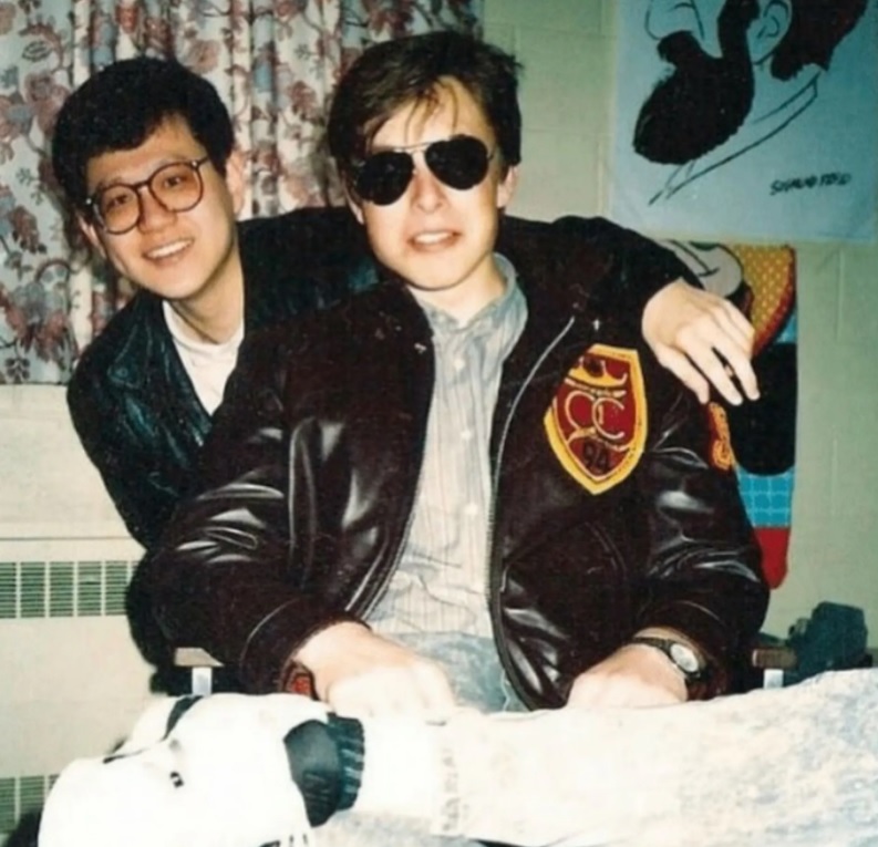 Elon Musk y su amigo de la universidad, Navaid Farooq, en 1990. (90sanxiety/Instagram)
