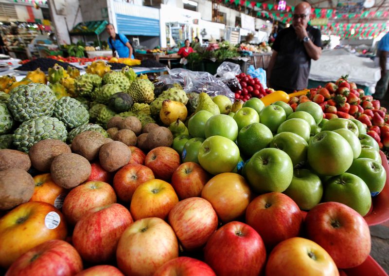 Foto de archivo. Un hombre compra verduras y frutas en Cali, Colombia. REUTERS/Jaime Saldarriaga.
