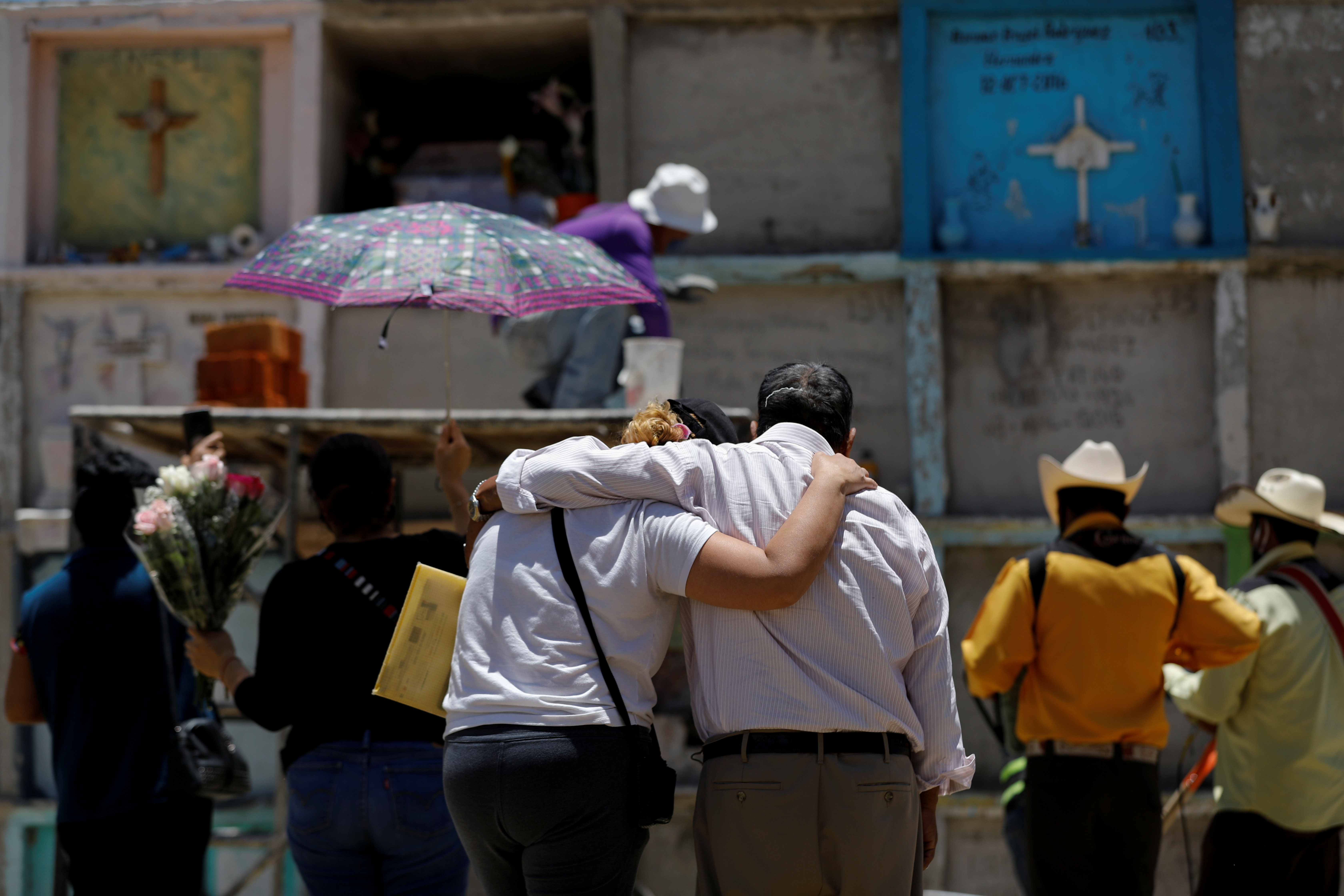 Los familiares se despiden de su pariente que murió de la enfermedad del coronavirus (COVID-19), en el cementerio municipal de Nezahualcóyotl, Estado de México, México, 12 de junio de 2020. Foto: Reuters.