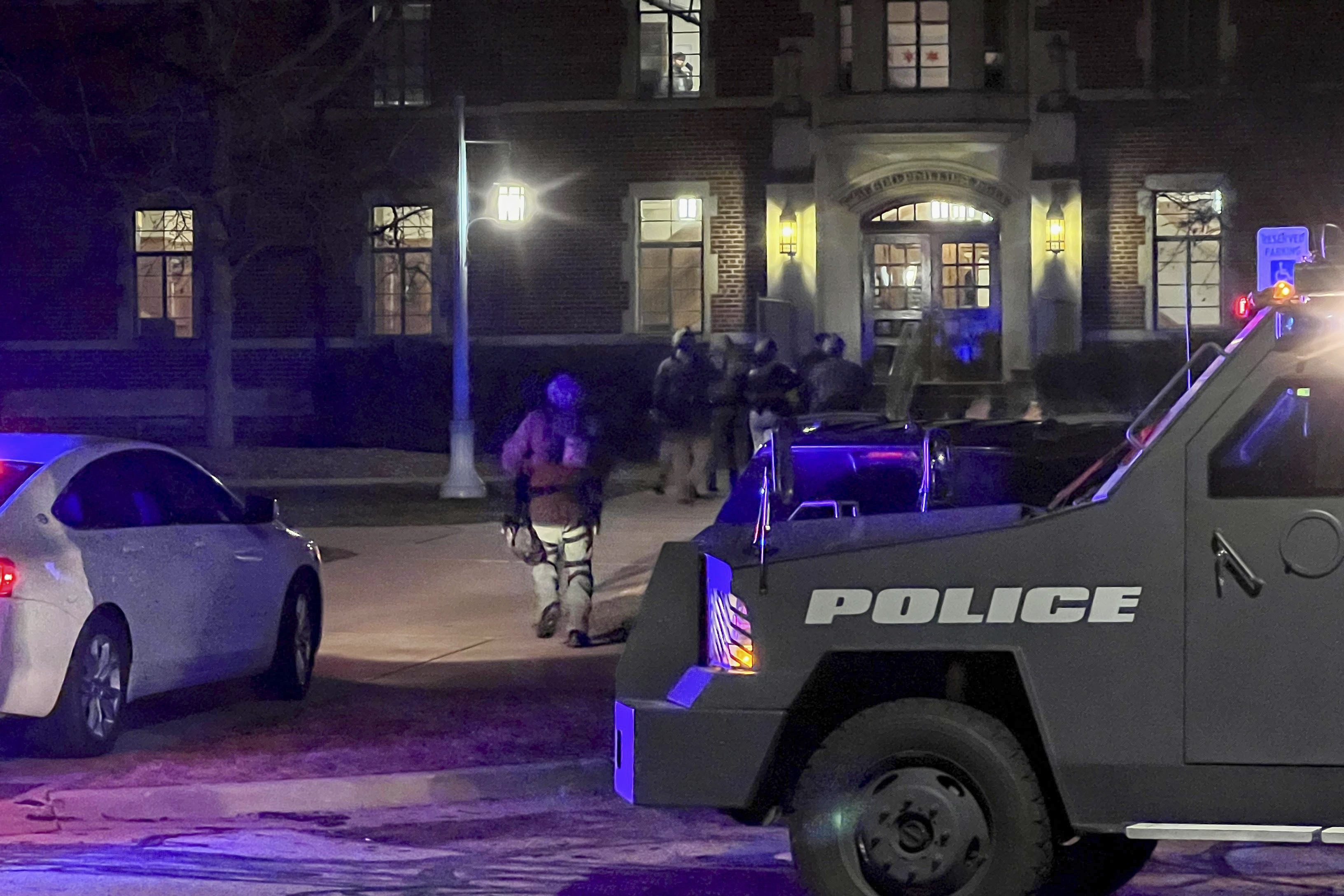 Agentes de la policía llegan al campus de la Universidad Estatal de Michigan, en East Lansing. (Jakkar Aimery/Detroit News via AP)