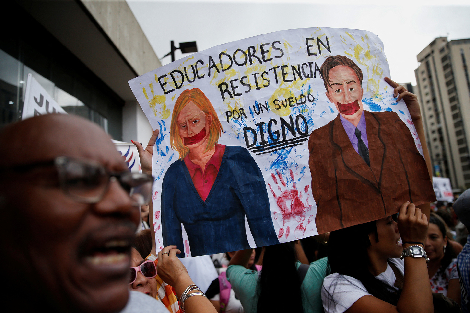 Profesores sostienen un cartel en el que se lee "Educadores en resistencia, por un salario digno", durante una protesta en Caracas (REUTERS/Leonardo Fernandez Viloria)