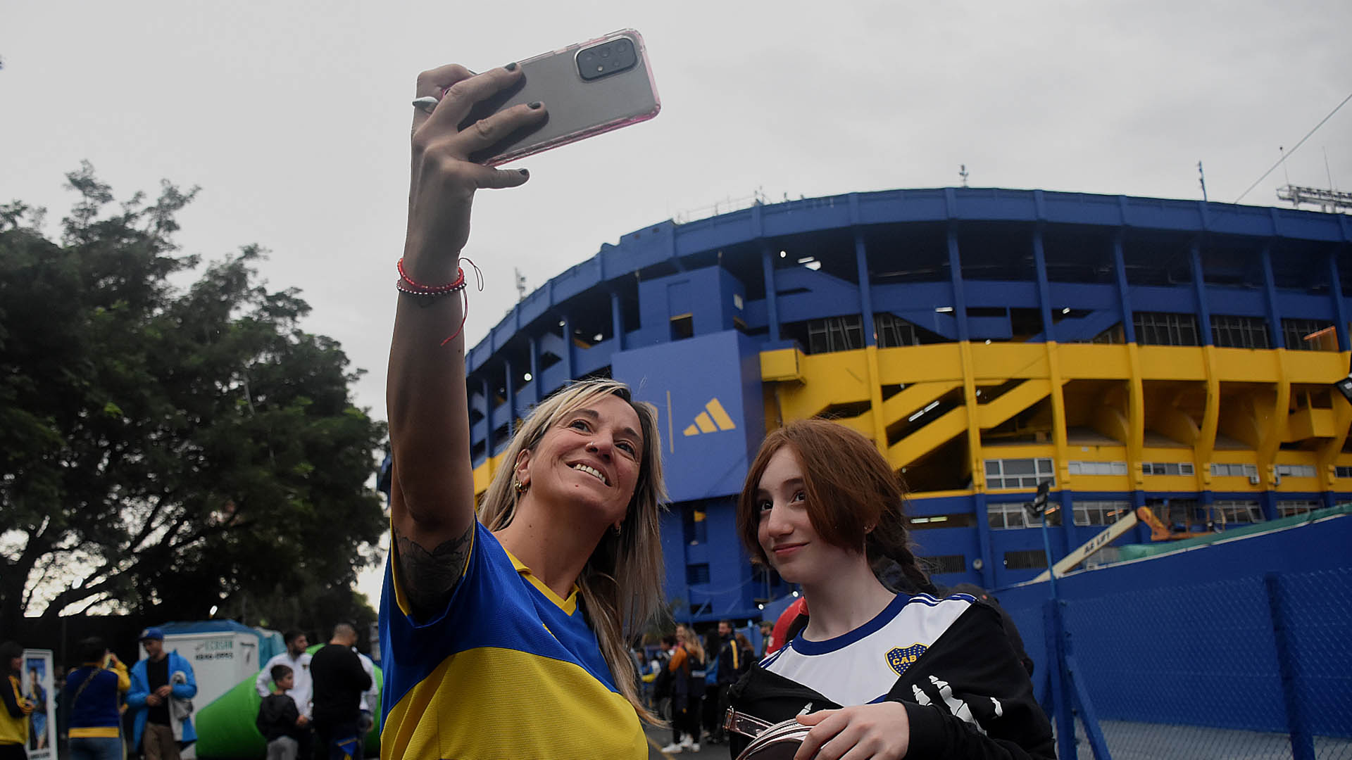 El color de las simpatizantes de Boca Juniors en la previa del Superclásico femenino