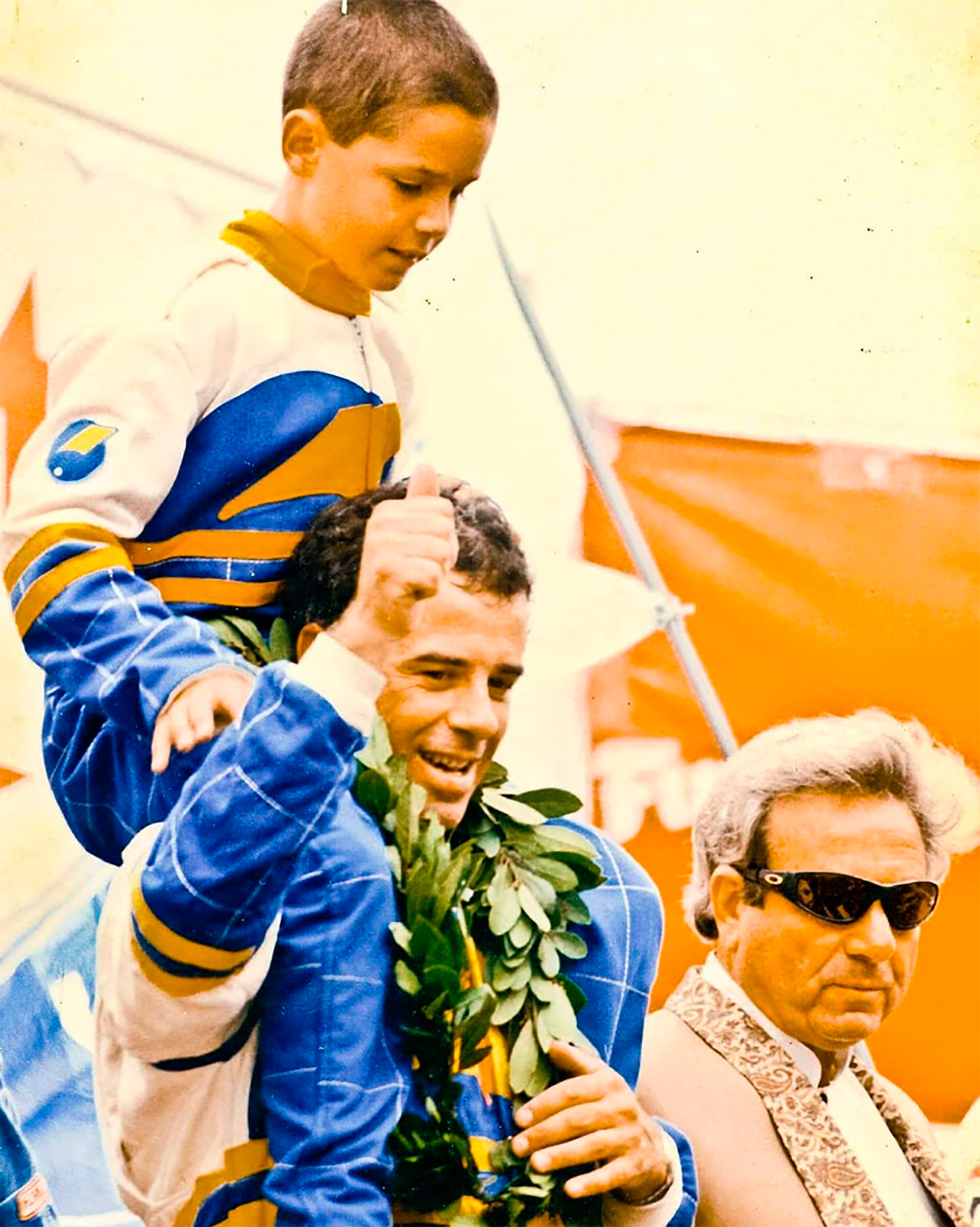 Roberto Urretavizcaya en un triunfo en el TC en 1997 junto a su hijo, Tomás, que también es piloto (@tomyurreta)
