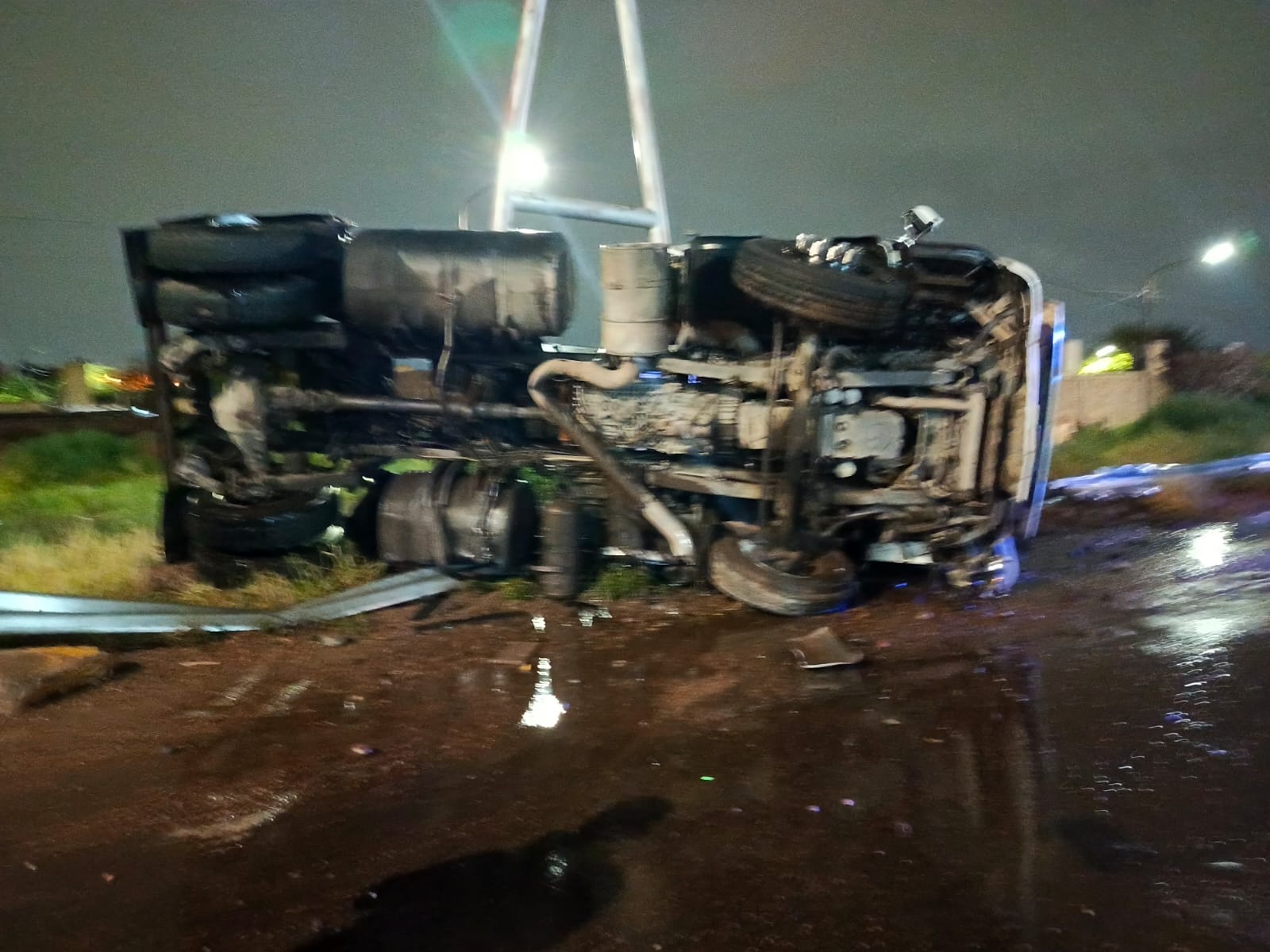 Un cami&oacute;n de gran porte volc&oacute; en Mendoza: el conductor dio 1,07 en el test de alcoholemia