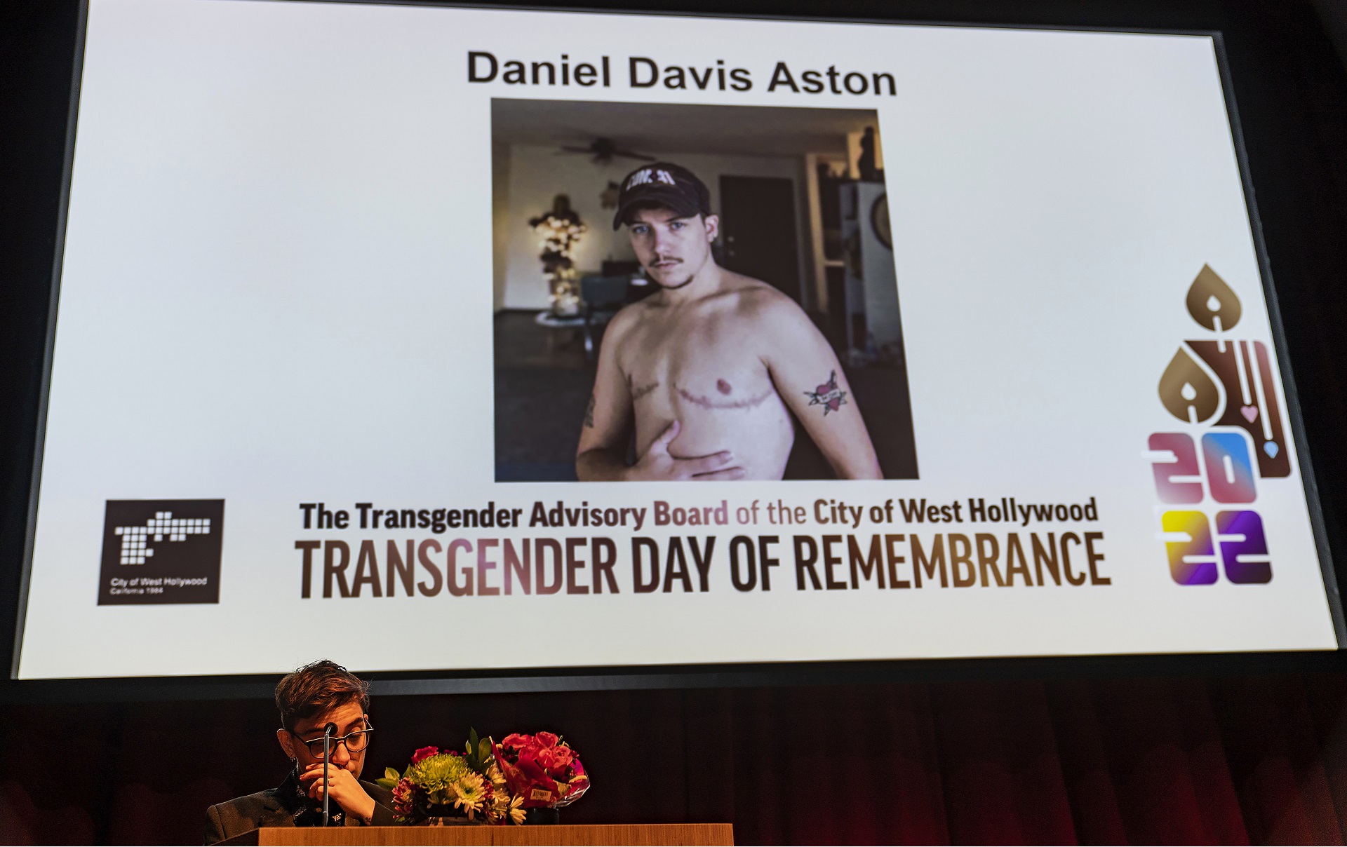 La artista Ryan Cassata le elnombre de Daniel Davis Aston, bartender asesinado en el Club Q (AP)