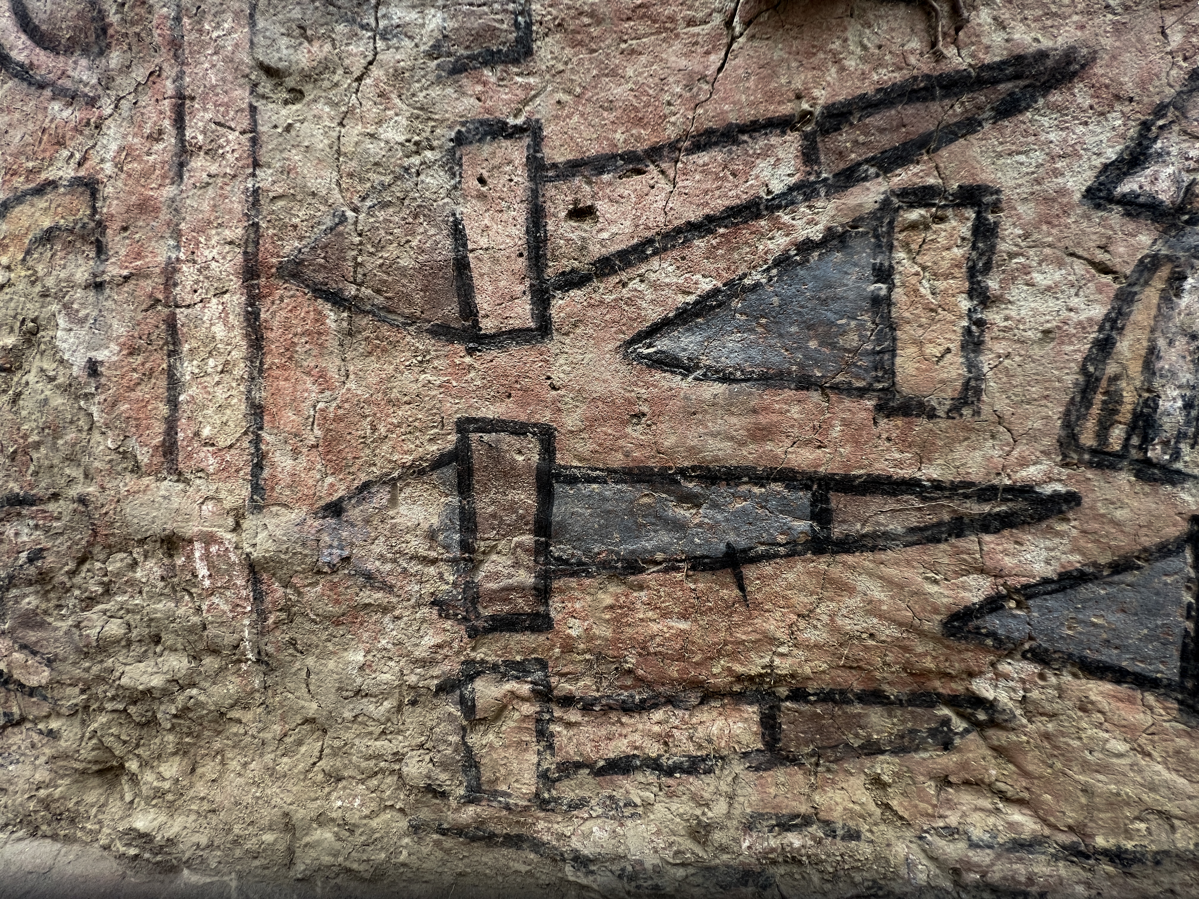 Detalle de la pintura mural prehispánica con escenas mitológicas descubierta cerca del pueblo de Illimo en Lambayeque, en el norte de Perú, después de décadas (Photo by Sam Ghavami / AFP)