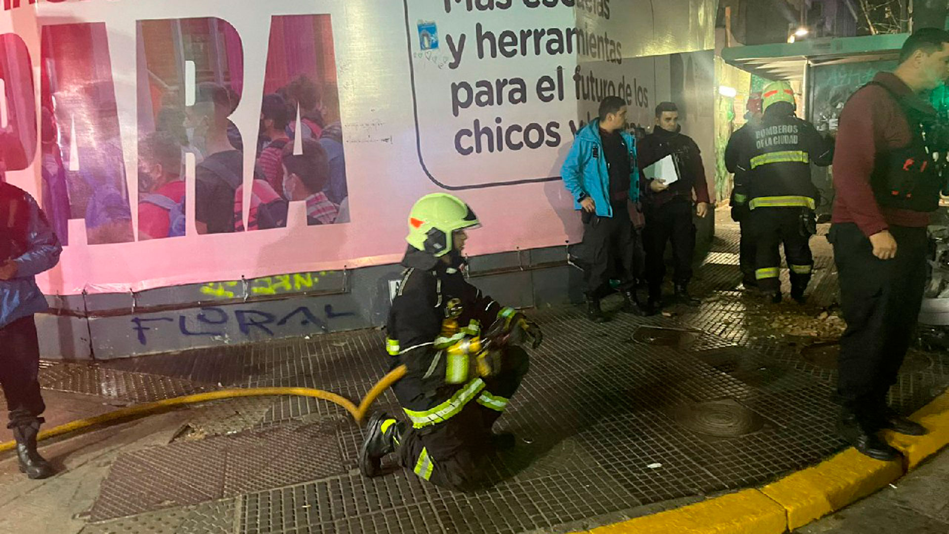 Un bombero trabaja en el auxilio de una inspectora de la Policía de la Ciudad que chocó con su vehículo particular en el cruce de avenida Santa Fe y Austria.