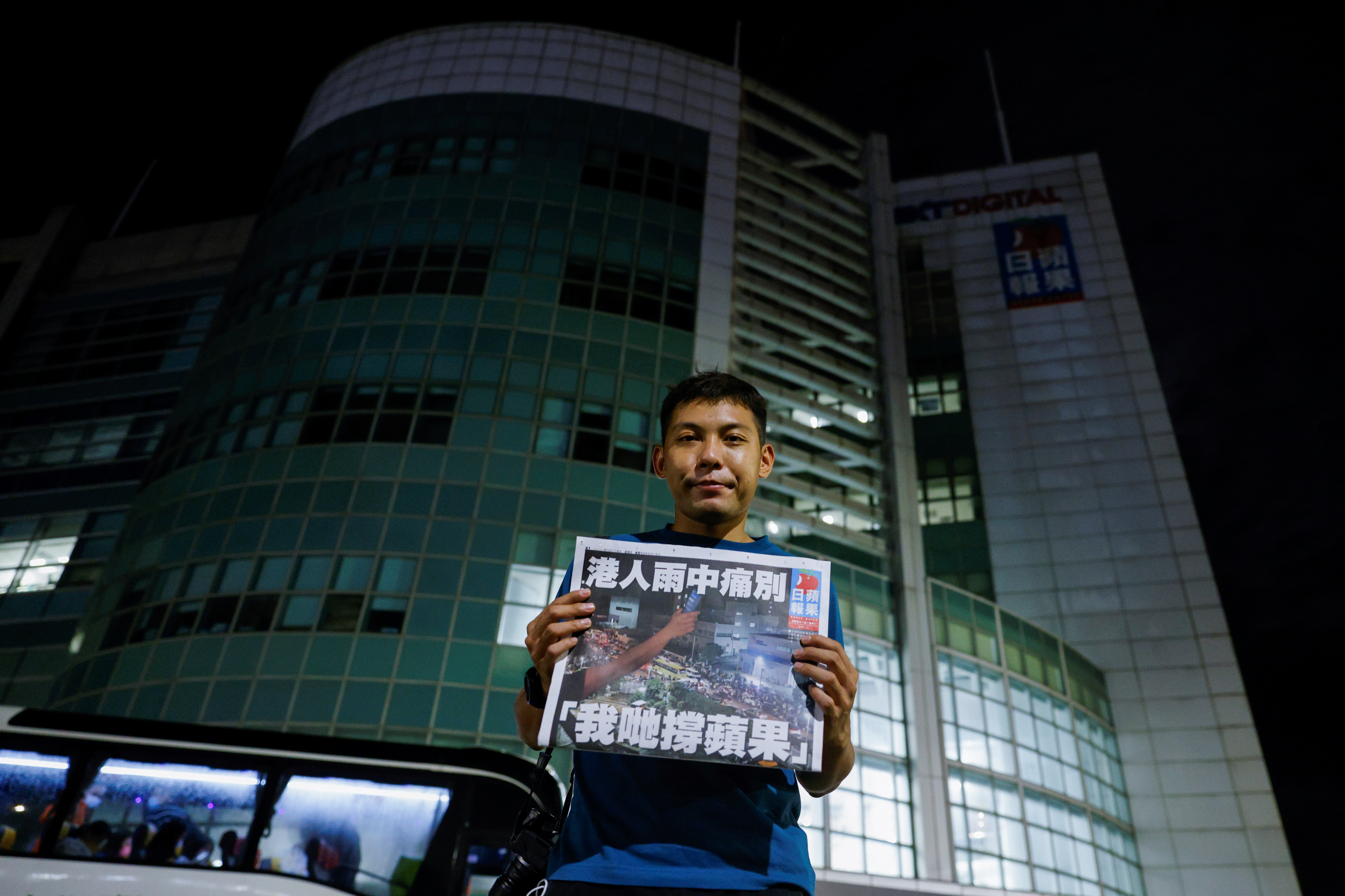 El fotógrafo del Apple Daily Harry Long posa con la última edición del periódico. REUTERS/Tyrone Siu