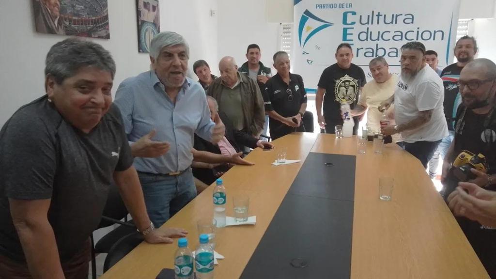 Hugo Moyano, en el Sindicato de Camioneros de San Nicolás, con Julio Cabaleyro (a la izquierda), padre del gremialista detenido 