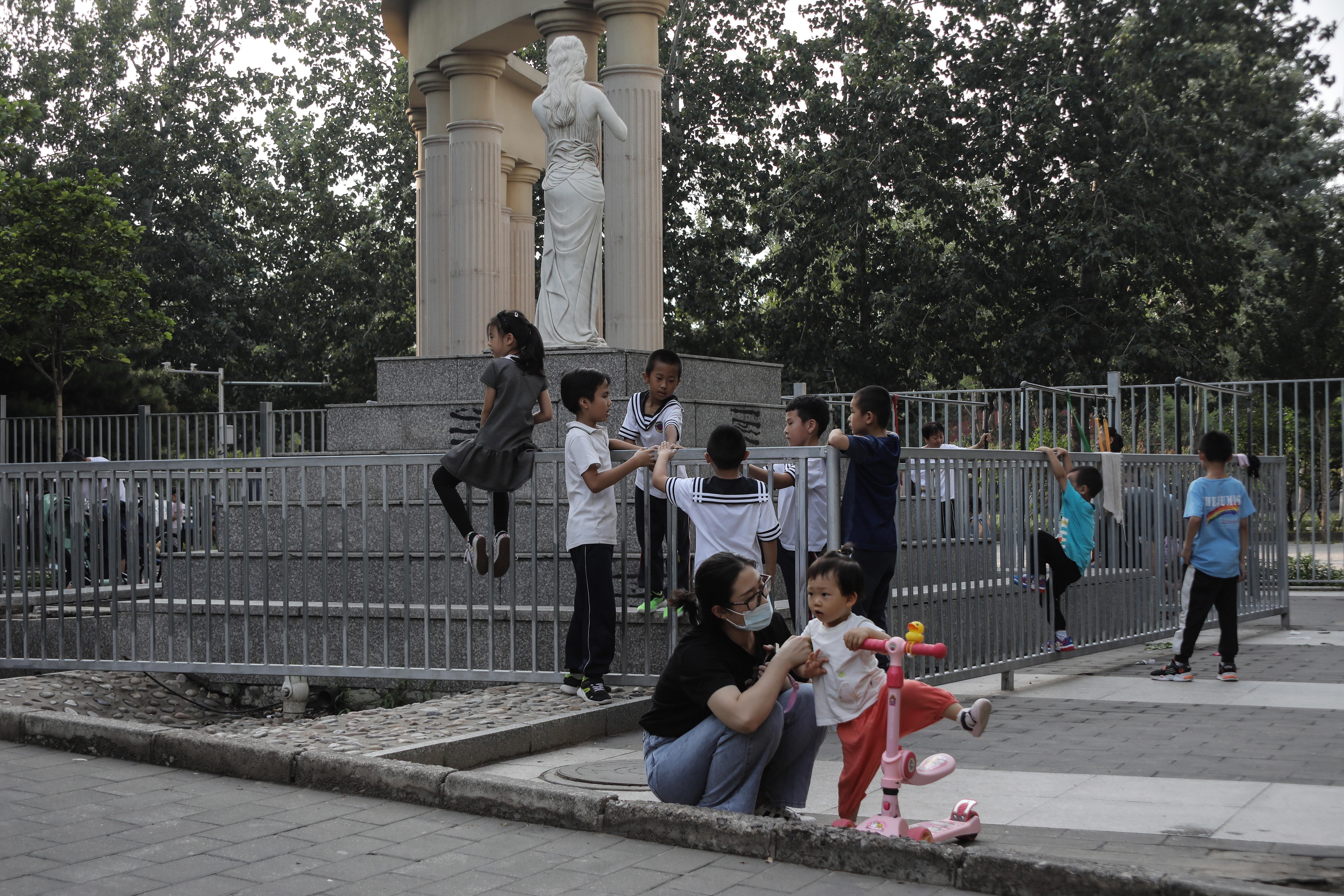 Unos niños juegan en un área residencial de Pekín, China. EFE/EPA/WU HONG