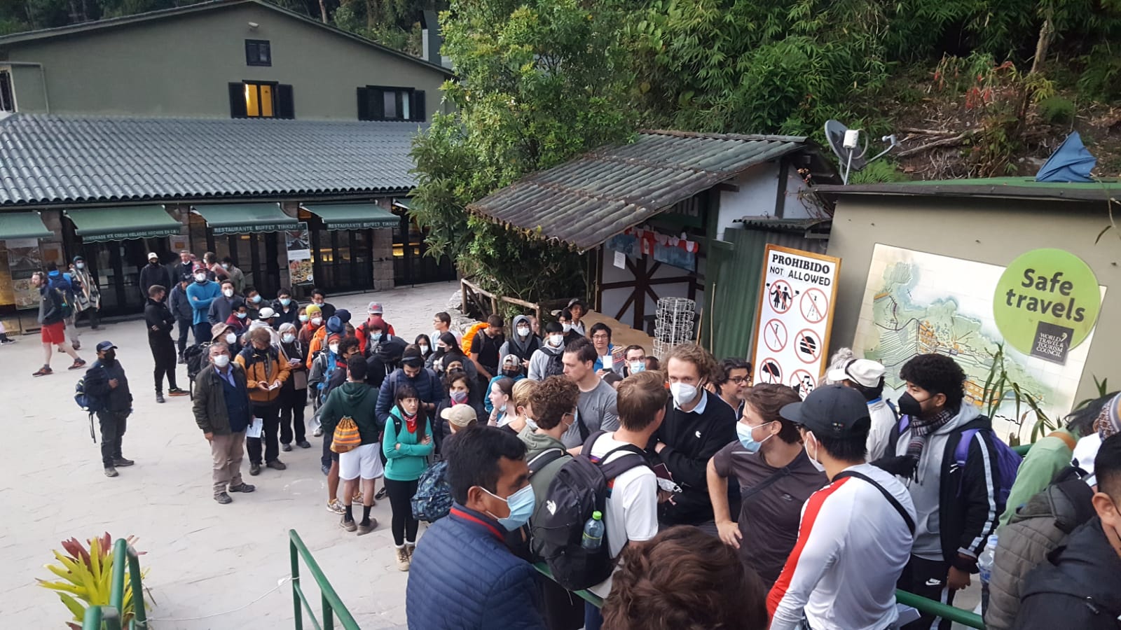 Turistas a punto de ingresar a Machu Picchu