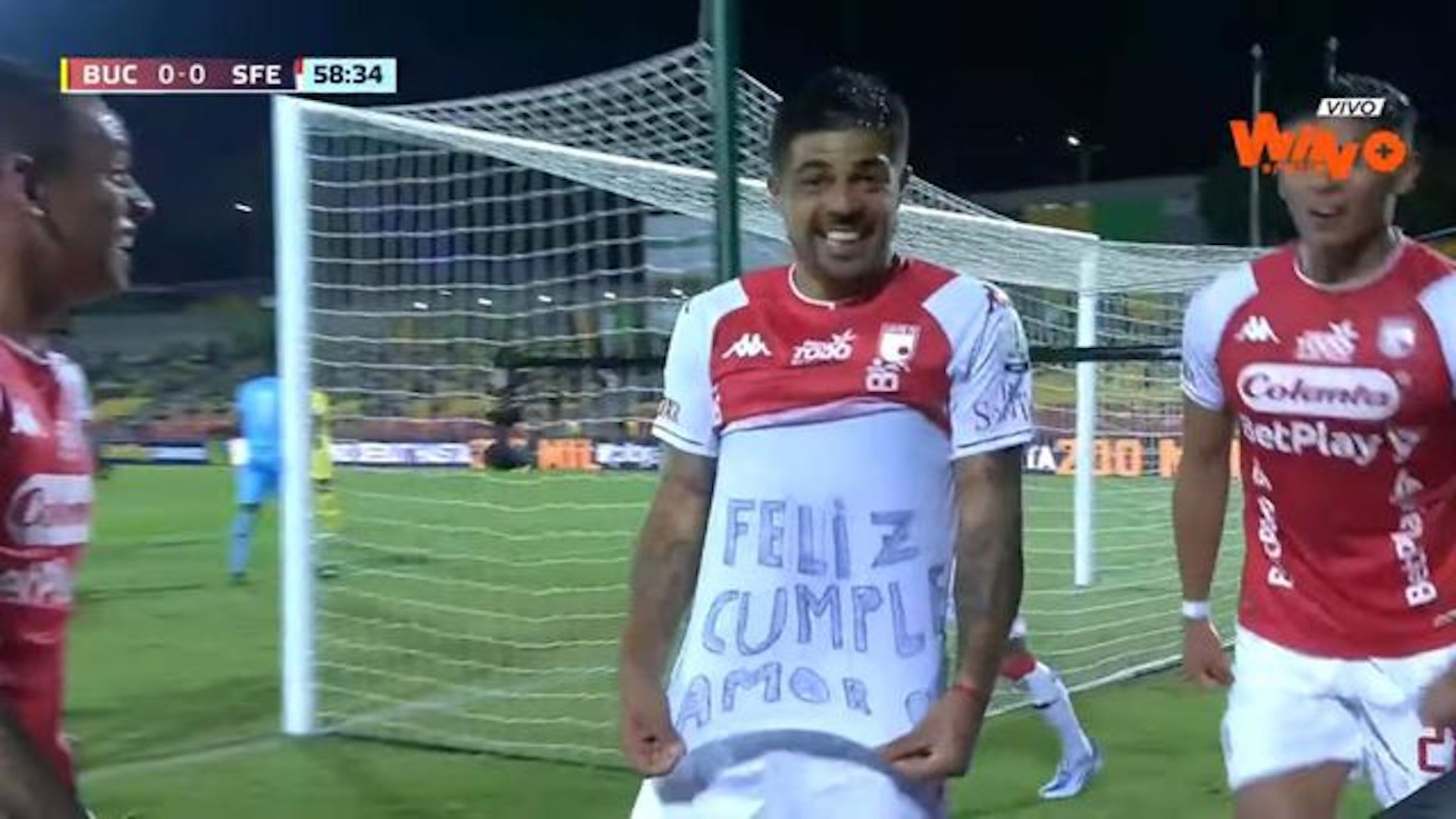 Felicitación de cumpleaños terminó en sanción para futbolista de Santa Fe en la celebración de un gol en Bucaramanga / (Twitter: @WinSportsTV)
