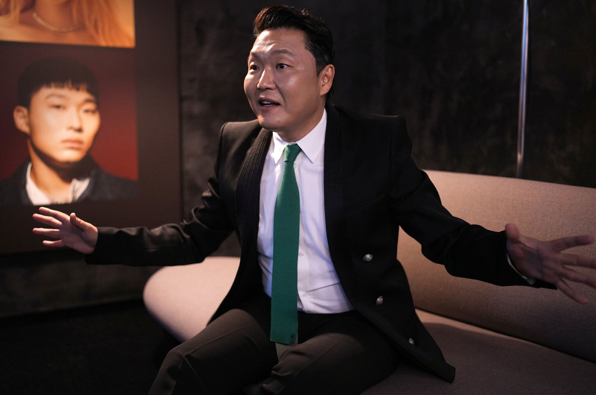 Psy durante una entrevista con motivo del décimo aniversario de su éxito “Gangnam Style”, en su oficina de Seúl (concretamente, en la zona de Gangnam).Credit...Chang W. Lee/The New York Times