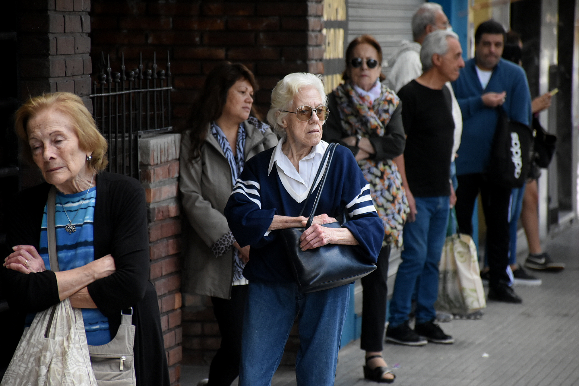 Jubilados haciendo fila para cobrar en Caballito (Nicolás Stulberg)