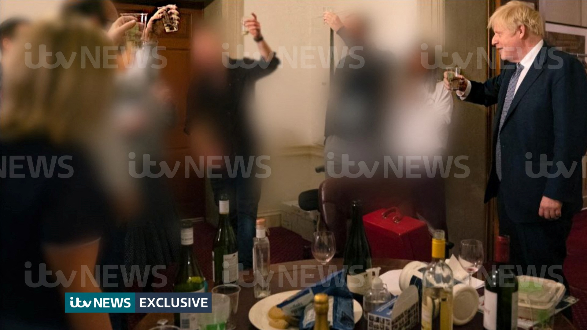 Boris Johnson con un vaso en la mano (ITV News/REUTERS)