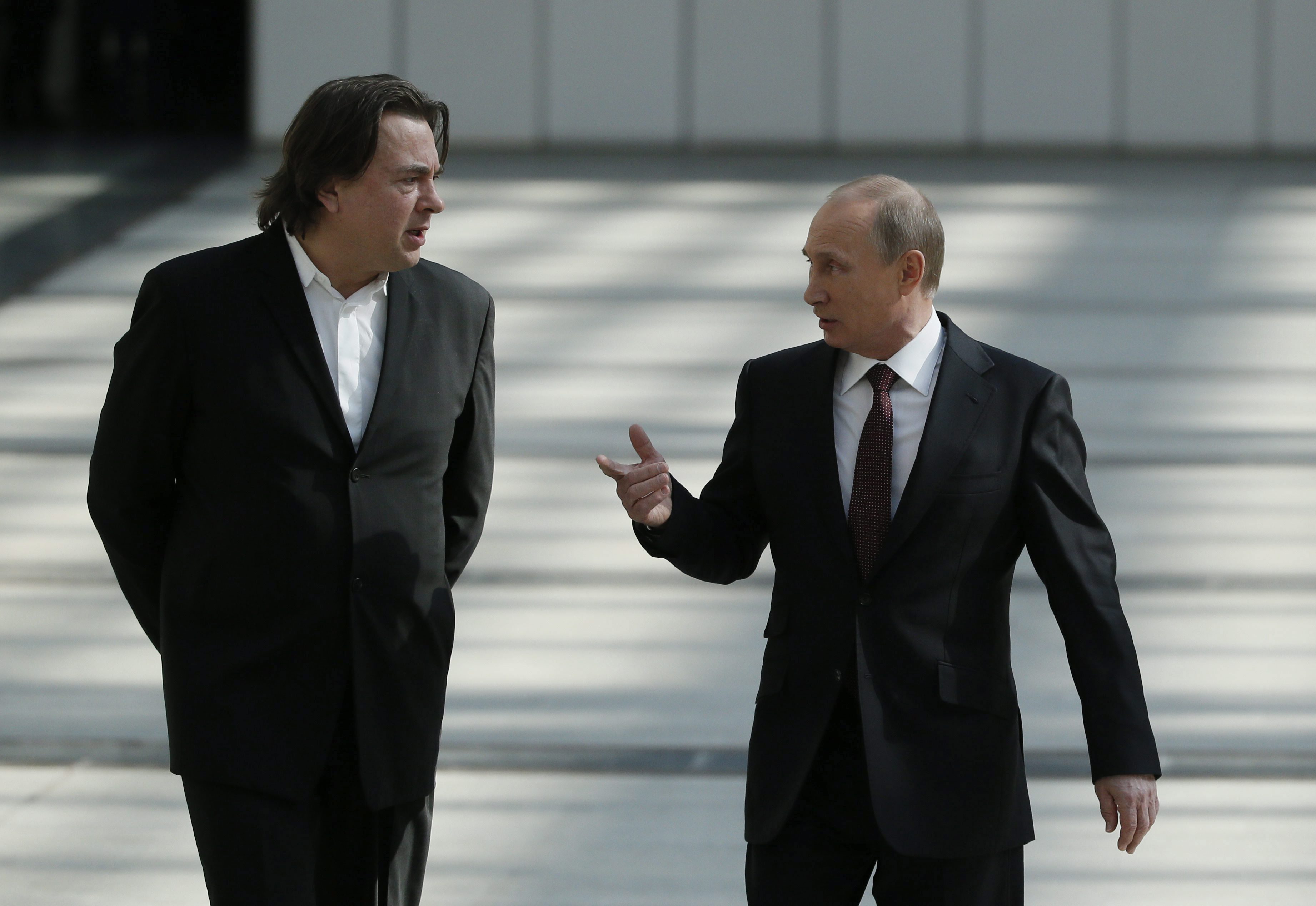 Vladimir Putin (d) y Konstantin Ernst (i), en una imagen de archivo. EPA/YURI KOCHETKOV
