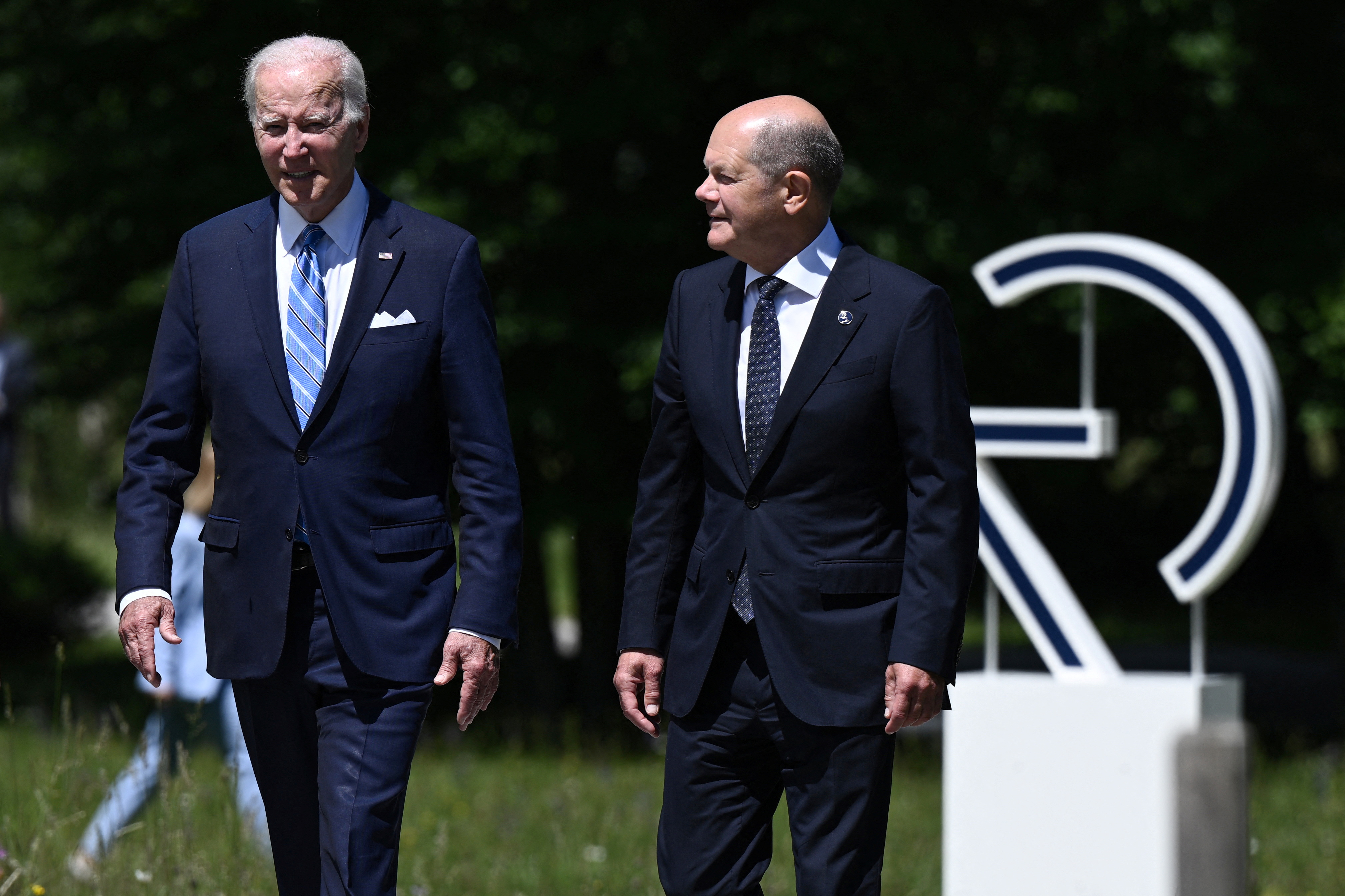 El presidente de Estados Unidos, Joe Biden, y el canciller alemán, Olaf Scholz, conversan a su llegada al inicio de la Cumbre del G7 en el castillo de Elmau, cerca de Garmisch-Partenkirchen, Alemania, el 26 de junio de 2022. Brendan Smialowski/Pool vía REUTERS