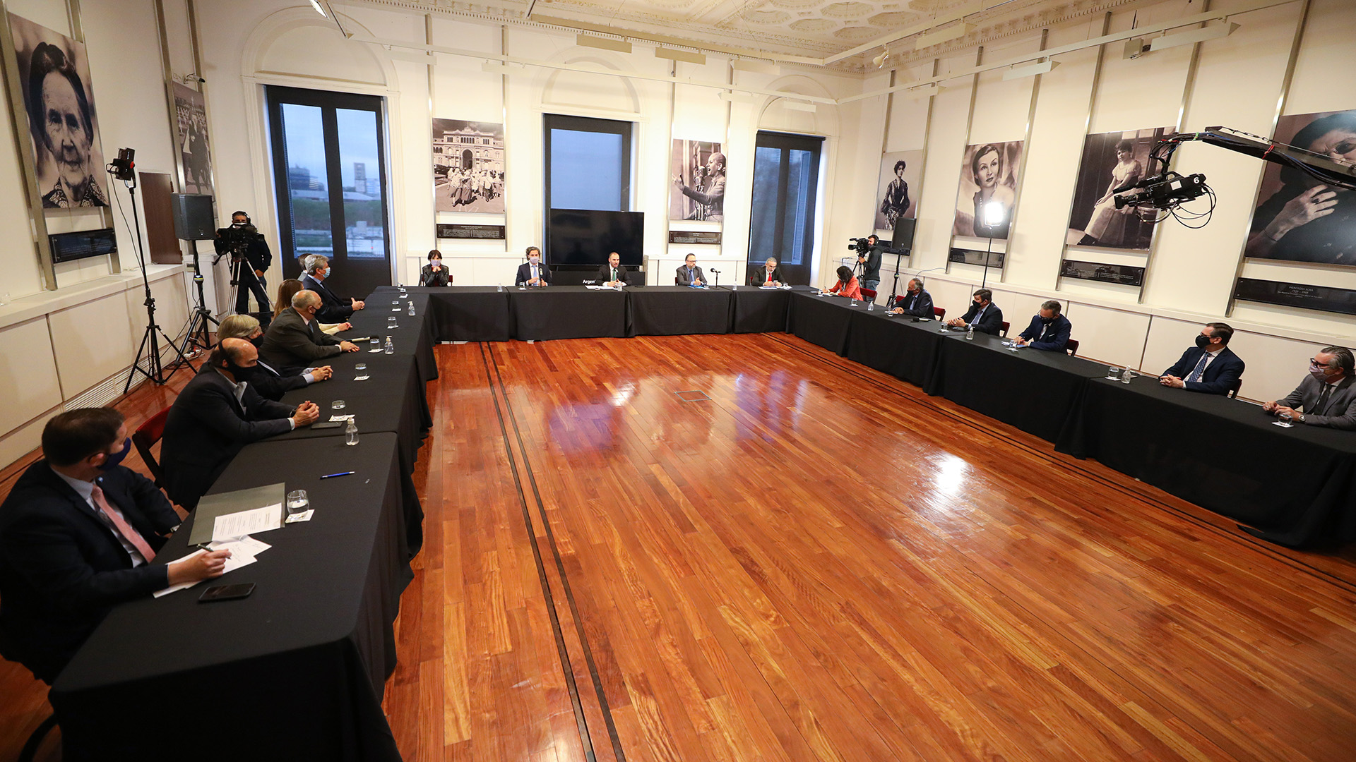 El anuncio se desarrollo junto a empresarios en el Salón de las Mujeres de la Casa Rosada