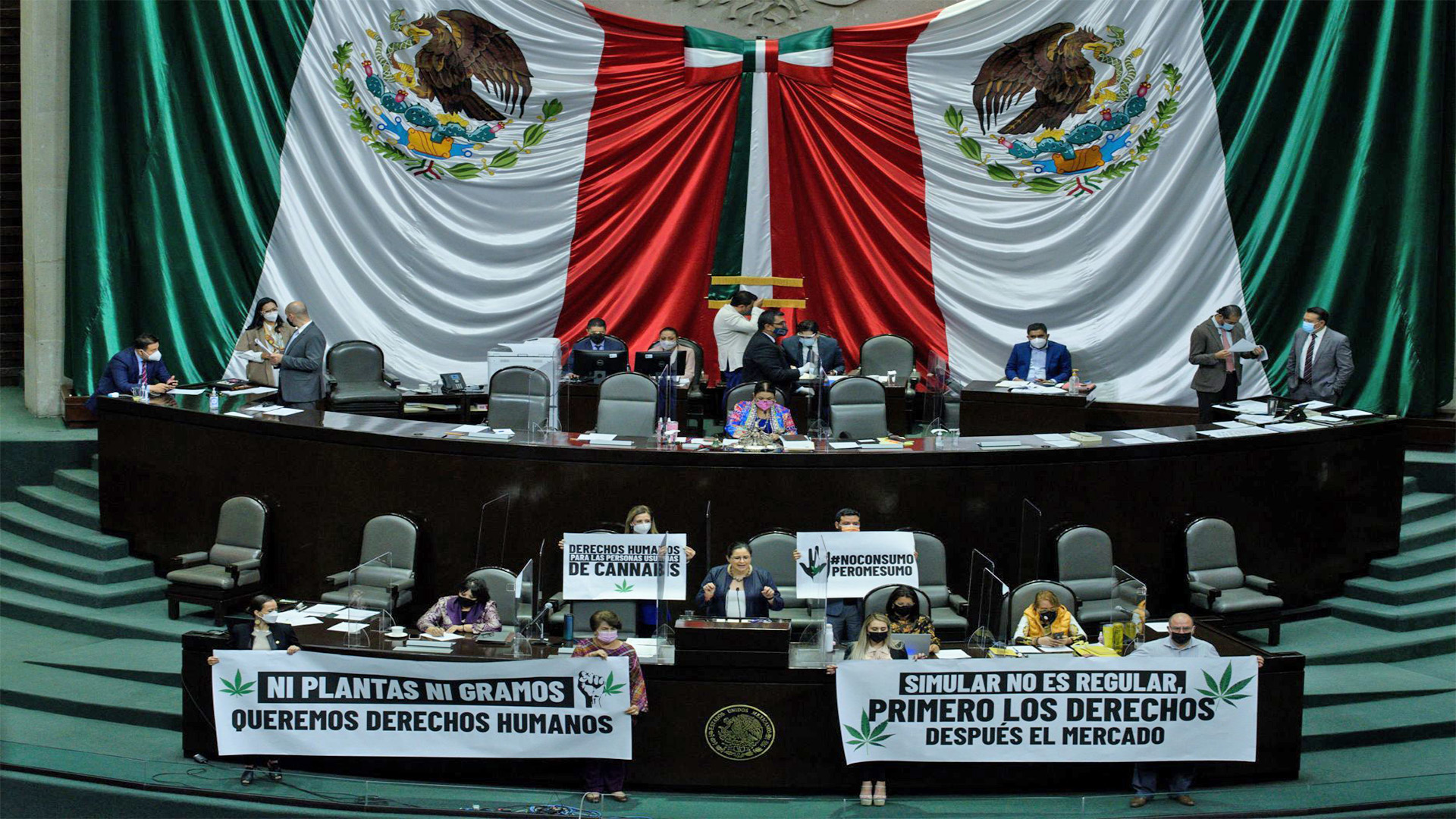 Las mantas, los cigarros y los paquetes de marihuana se hicieron presentes en San Lázaro este miércoles (Foto: Cuartoscuro)