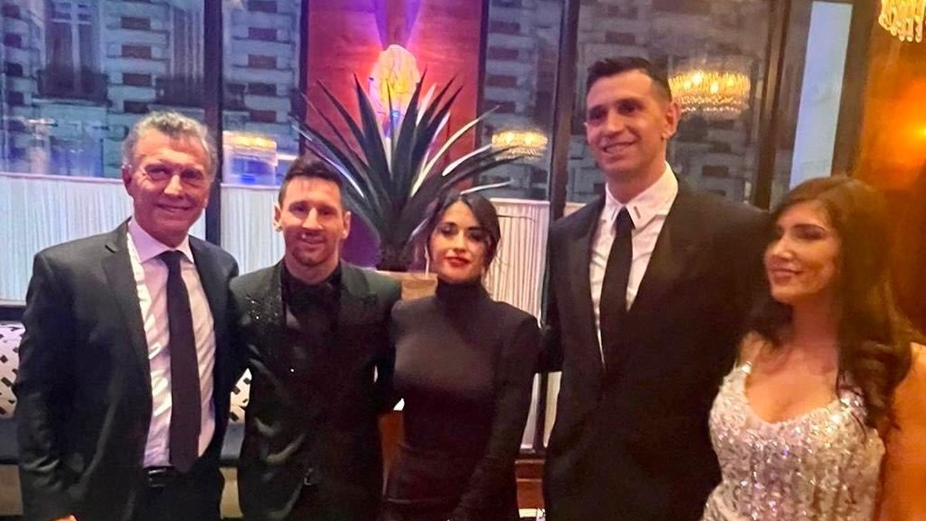 Mauricio Macri junto a Lionel Messi y "Dibu" Martínez, acompañados por sus esposas, en la gala de los premios The Best