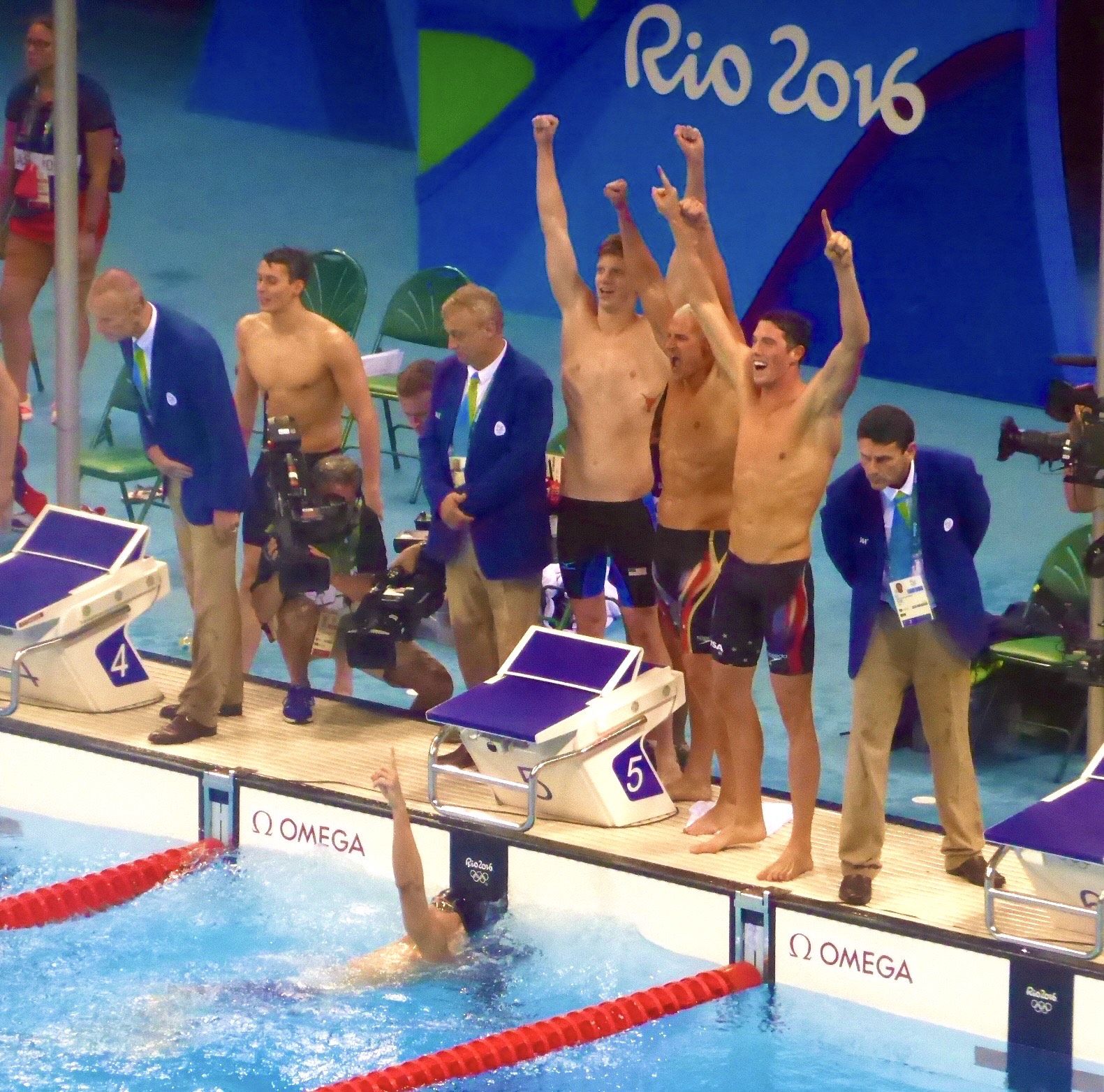 Michael Phelps y Ryan Lochte junto al equipo de Estados Unidos celebran el último oro obtenido en los Juegos Olímpicos de Río en la misma prueba de 4x200 m libre (ATR)
