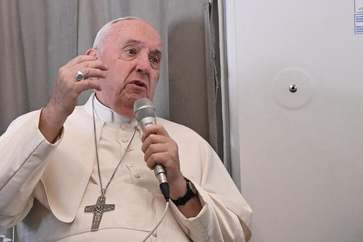 El Papa Francisco habla con los medios a bordo del avión que le llevó de vuelta de Sudán del Sur a Italia. 5 febrero 2023. Tiziana Fabi/pool vía Reuters