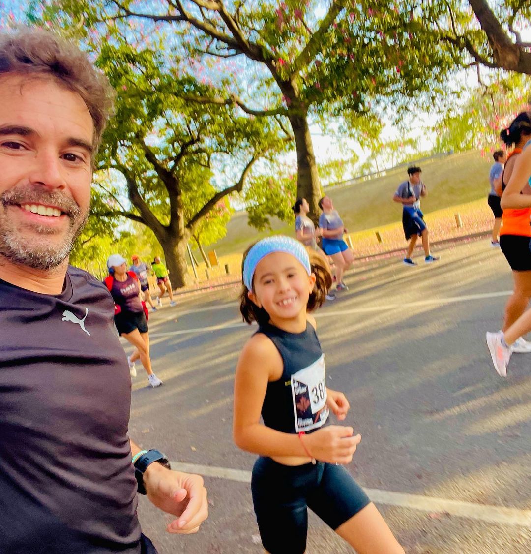 Nicolás Cabré corriendo con su hija Rufina