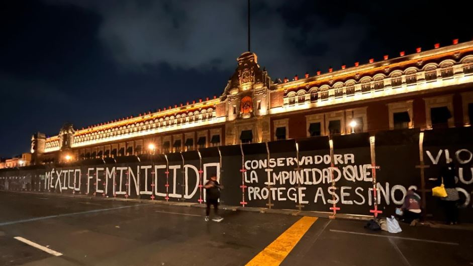 México feminicida”: cercaron Palacio Nacional por manifestaciones del 8M y  colectivas respondieron - Infobae