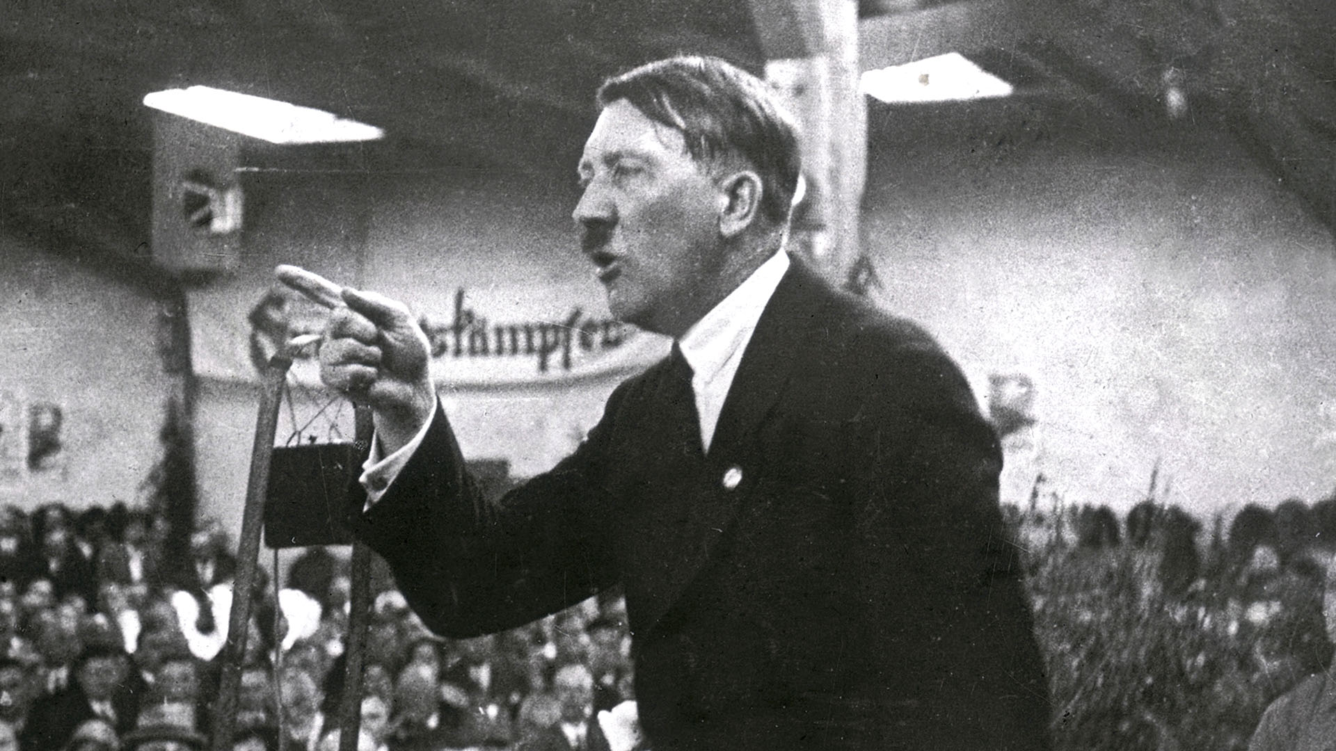 Adolf Hitler en un discurso de 1925, el año que en prisión pergeñó su idea de limpieza racial y de esterilización de personas por la fuerza (Photo by Imagno/Getty Images)