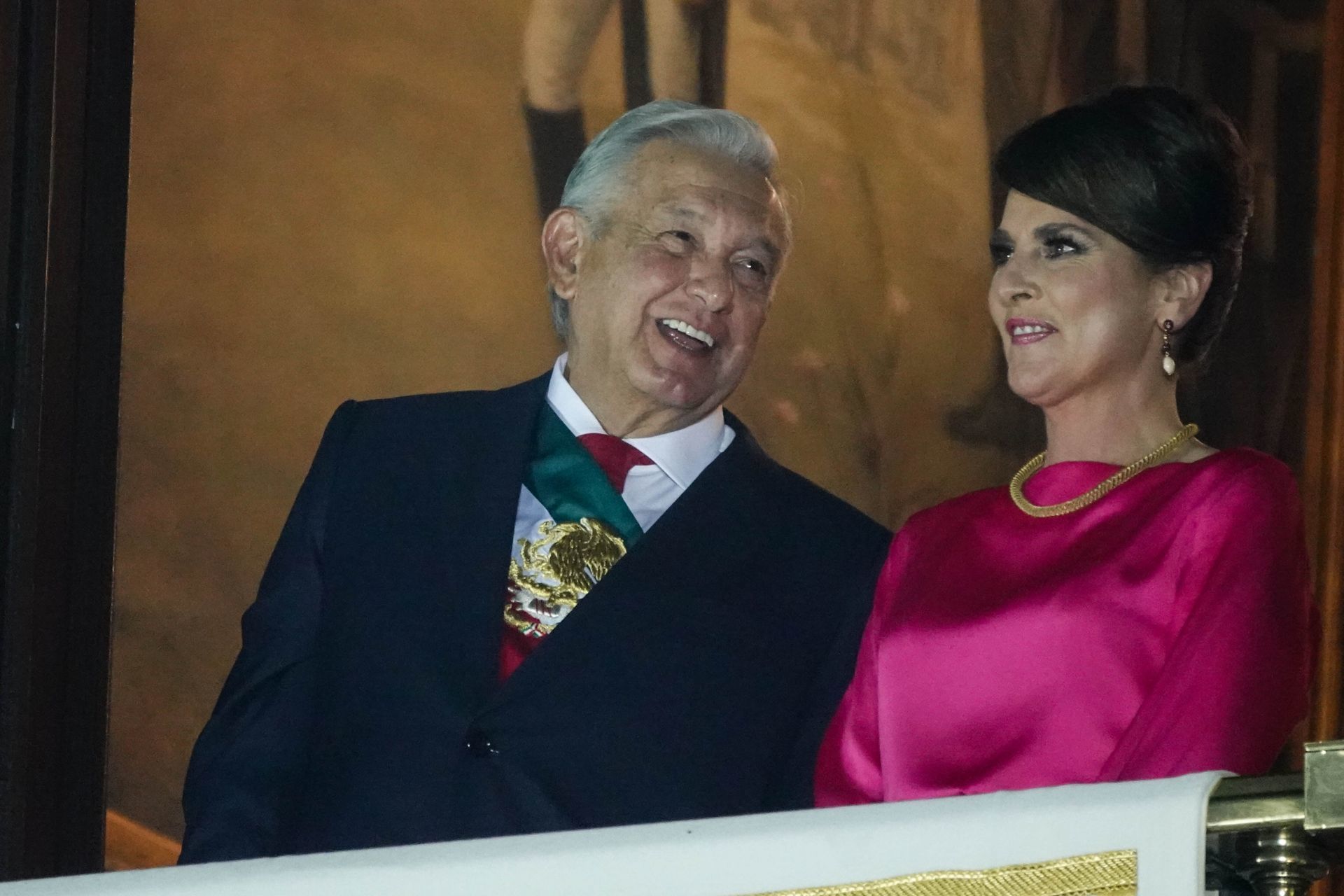 Después del Grito, el presidente y la primera dama disfrutaron del espectáculo de pirotecnia y de la música regional mexicana que sonó en el Zócalo. (FOTO: GALO CAÑAS/CUARTOSCURO)