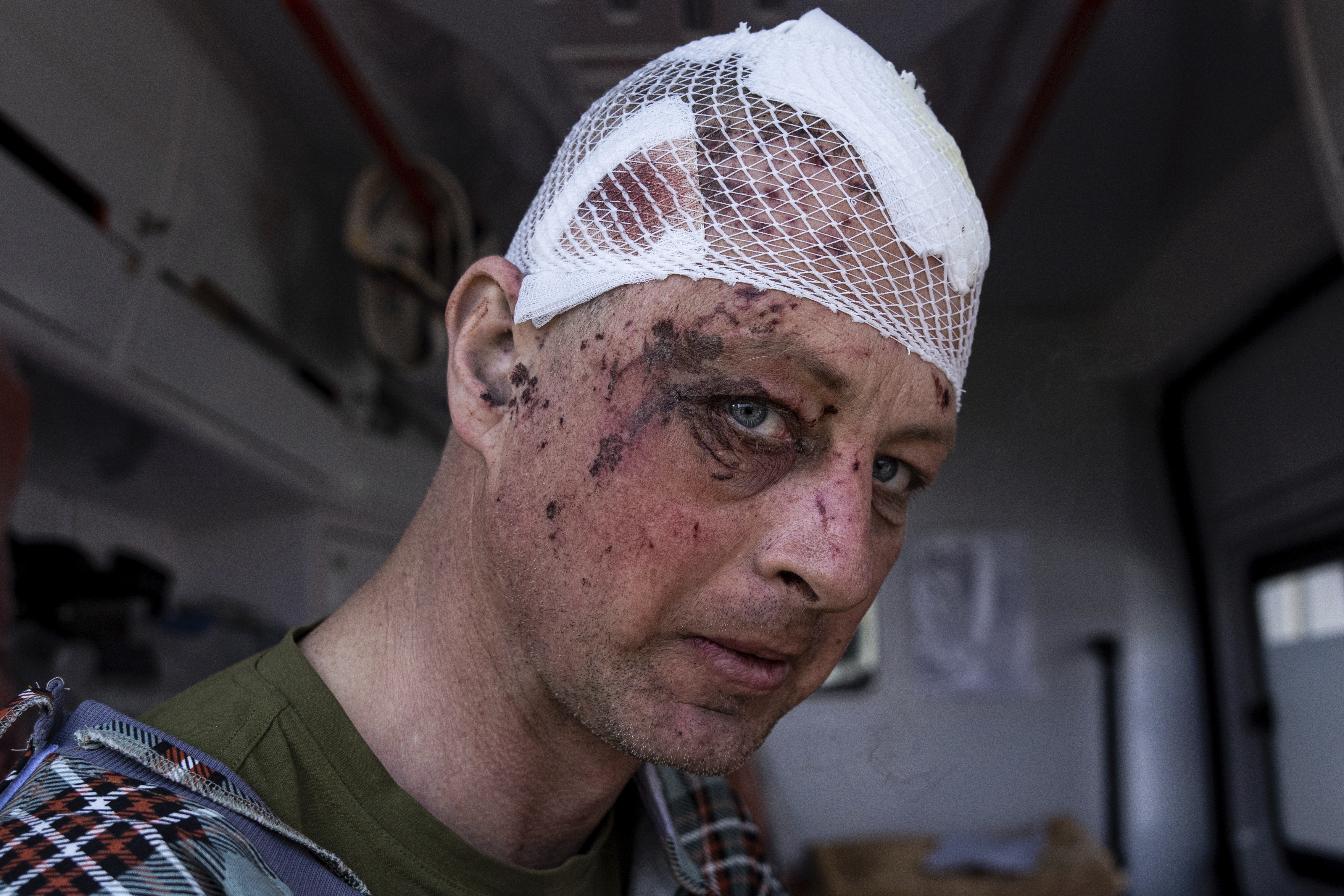 Oleg, un soldado ucraniano herido, espera a ser evacuado por voluntarios de la organización paramédica Hospitallers en un autobús especial, en la región de Donetsk, Ucrania, el miércoles 22 de marzo de 2023. (AP Foto/Evgeniy Maloletka)