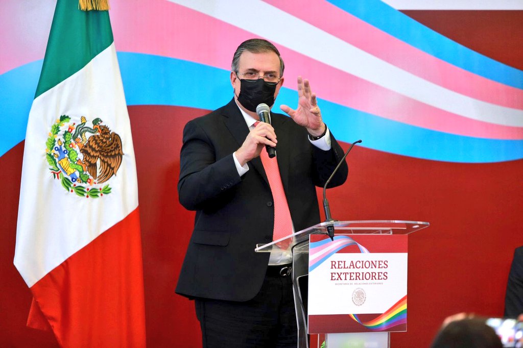 El canciller mexicano entregó actas de nacimientos a personas trans (Foto: Twitter/@SRE_mx)