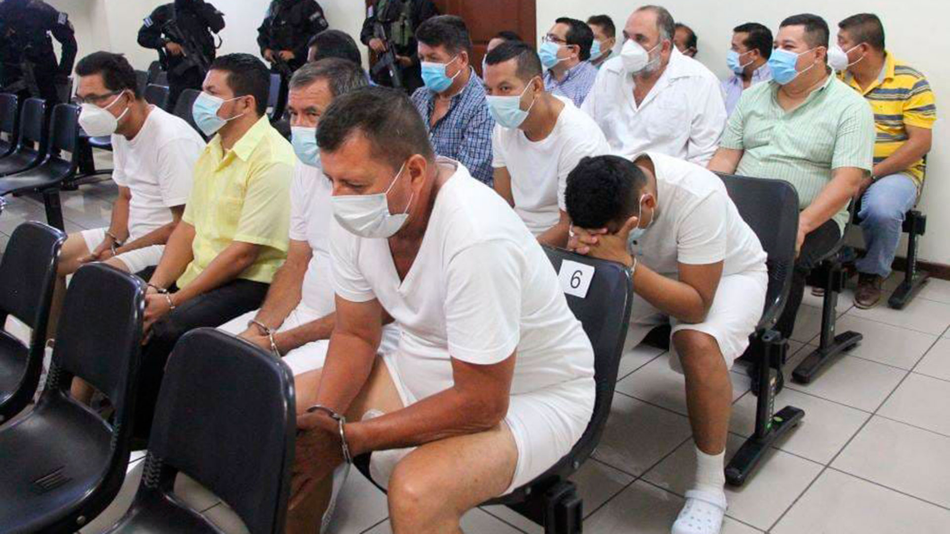 Ever Henríquez Cruz (camisa amarilla) durante una audiencia judicial en El Salvador.