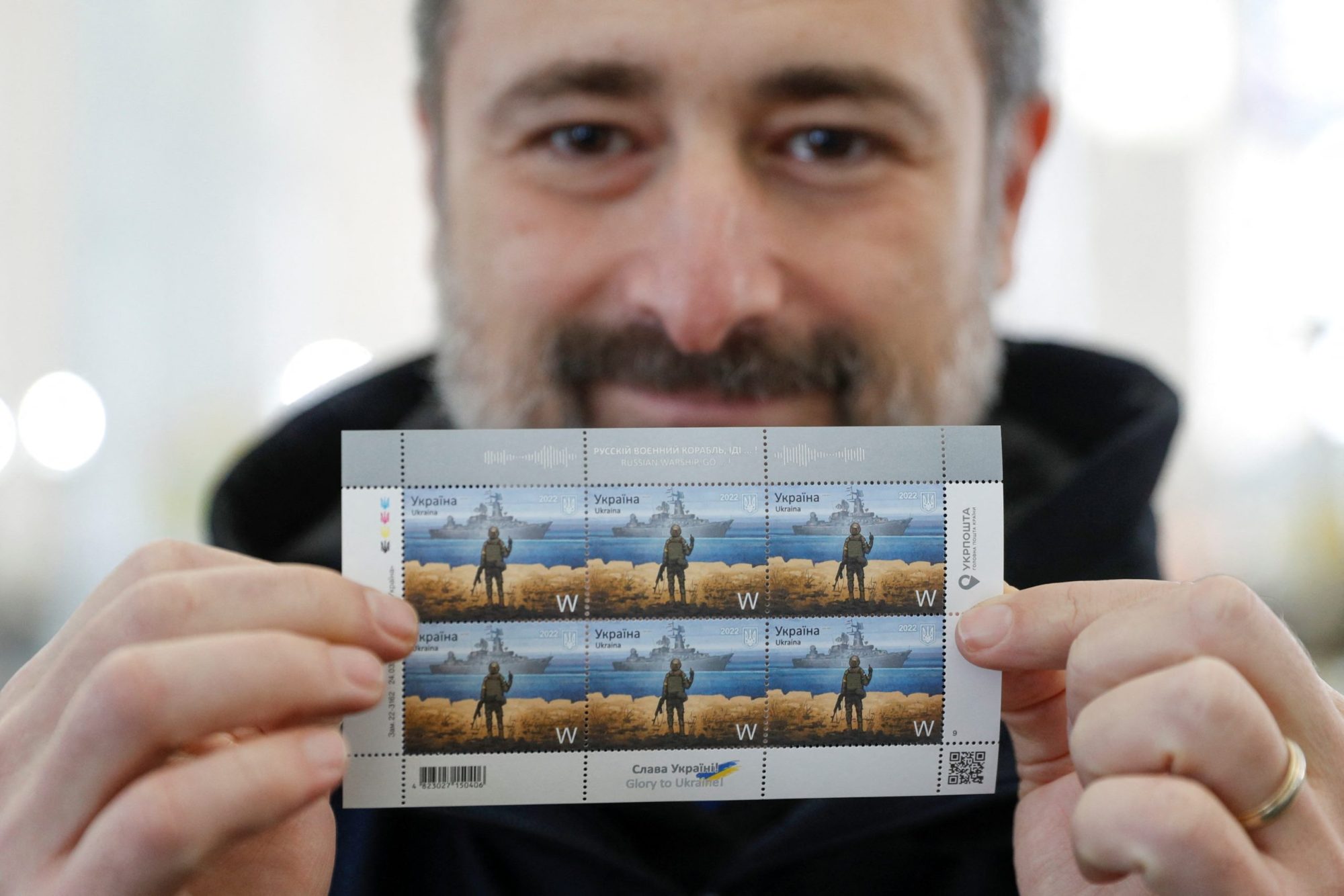 La estampilla de correo lanzada por el gobierno ucraniano que muestra con mucho humor la actitud del soldado que no se rindió en una isla del Mar Negro. (AP)