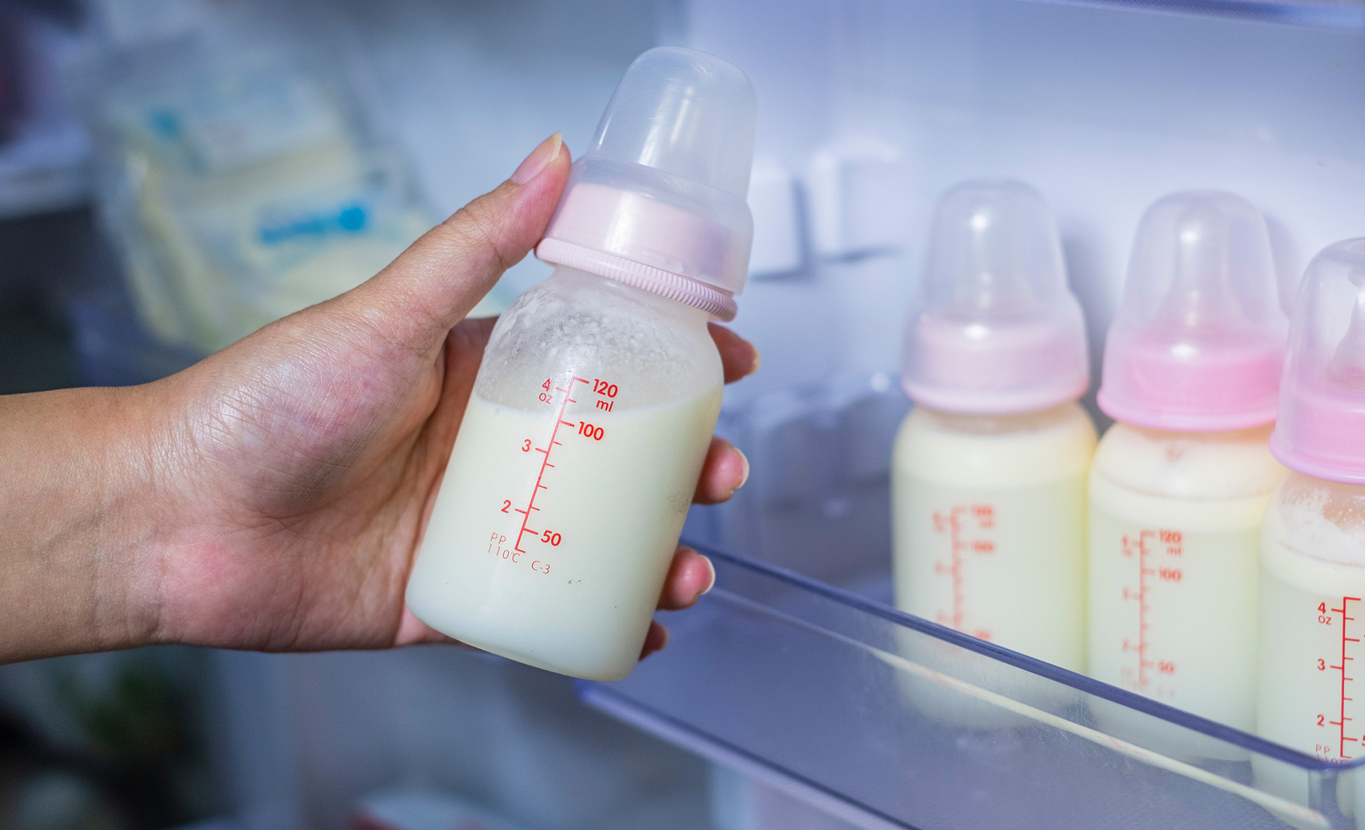 Por ley, las obras sociales y las prepagas deben cubrir el 100% del tratamiento con leche medicamentosa (Getty)