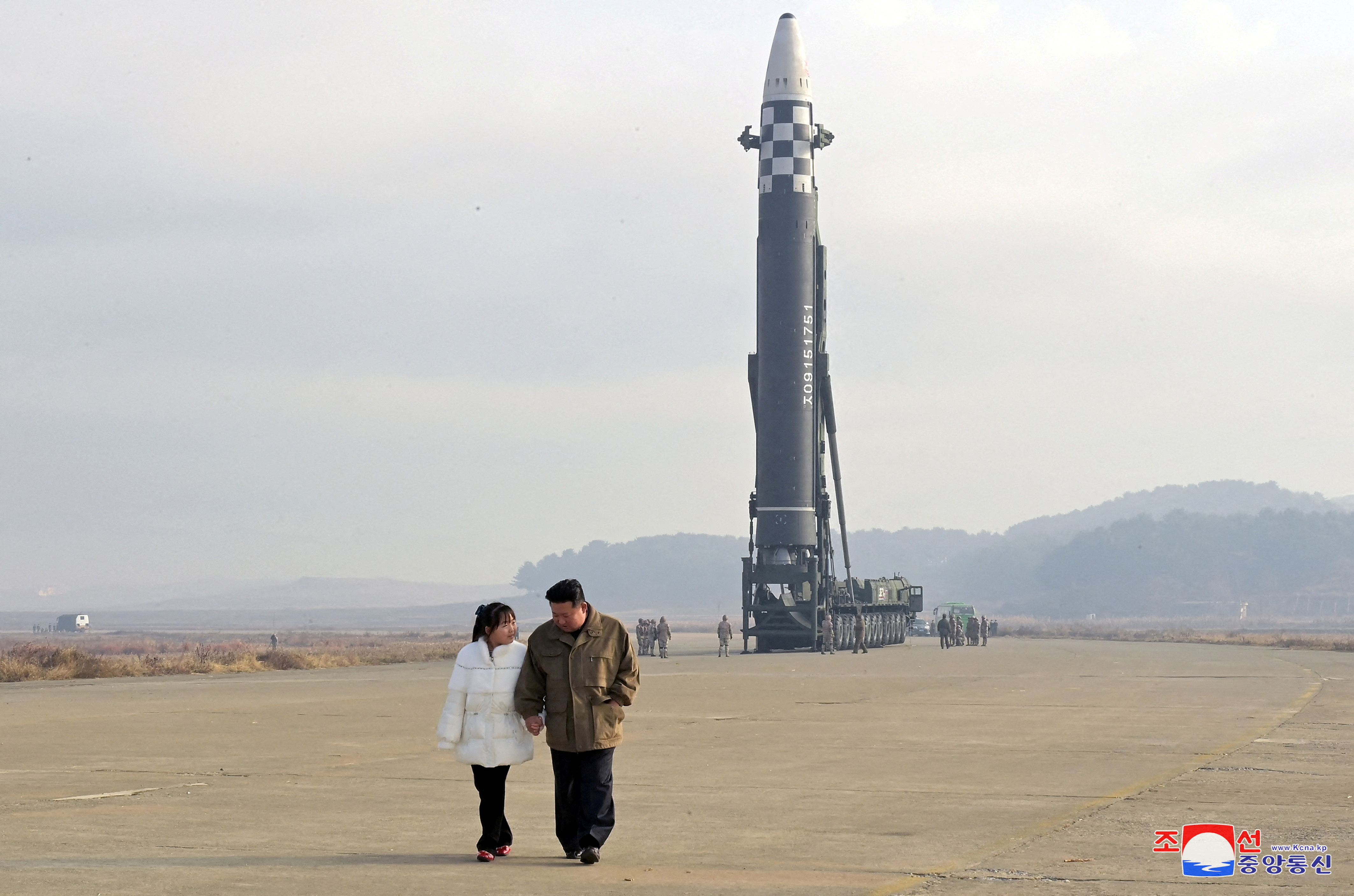 Corea del Norte lanzó en la víspera un misil balístico intercontinental (ICBM) Hwasong-15, el segundo con mayor alcance potencial de su arsenal. KCNA via REUTERS/File Photo
