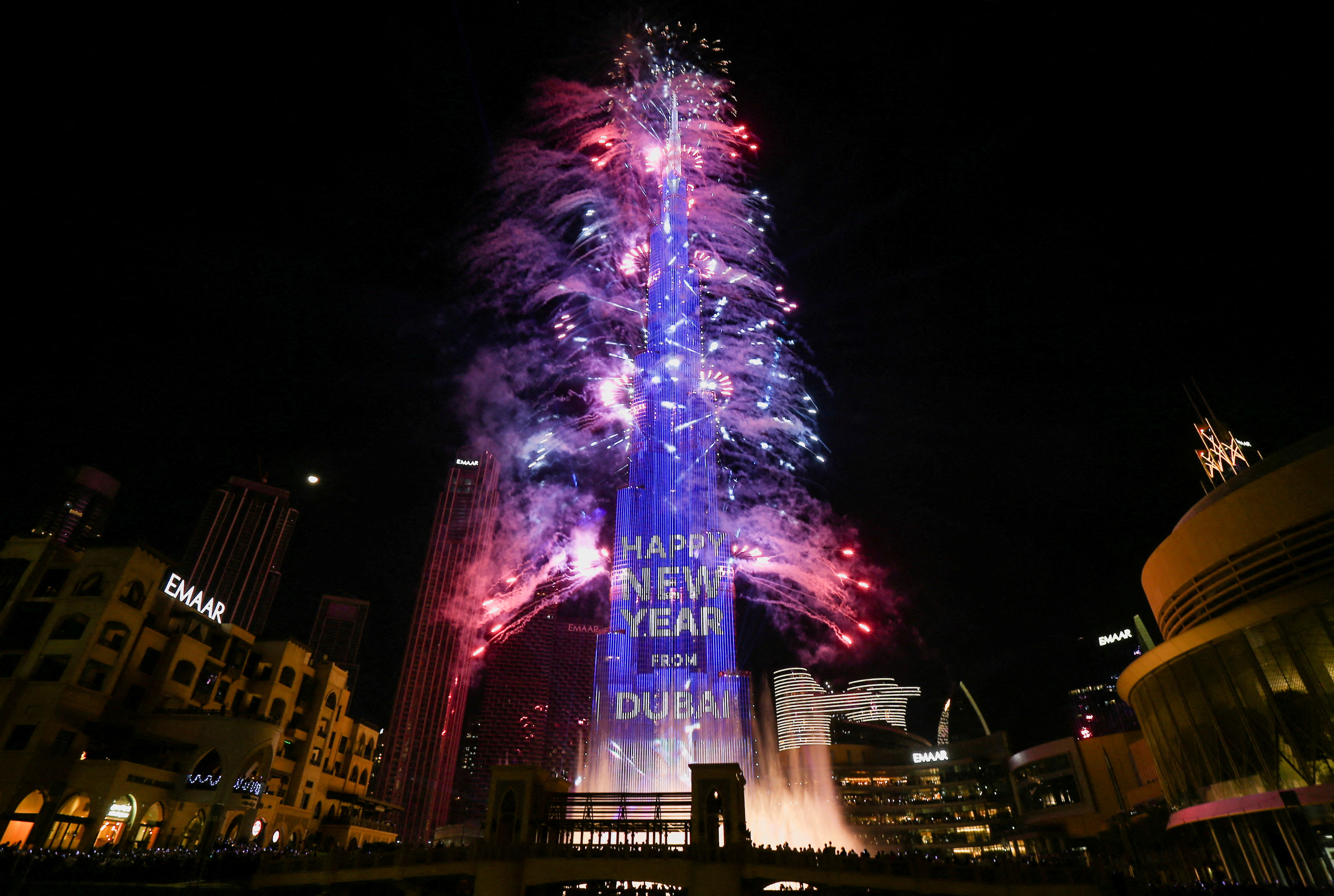 El Burj Khalifa, el edificio más largo del mundo, durante los festejos de Año Nuevo en Dubai (REUTERS)
