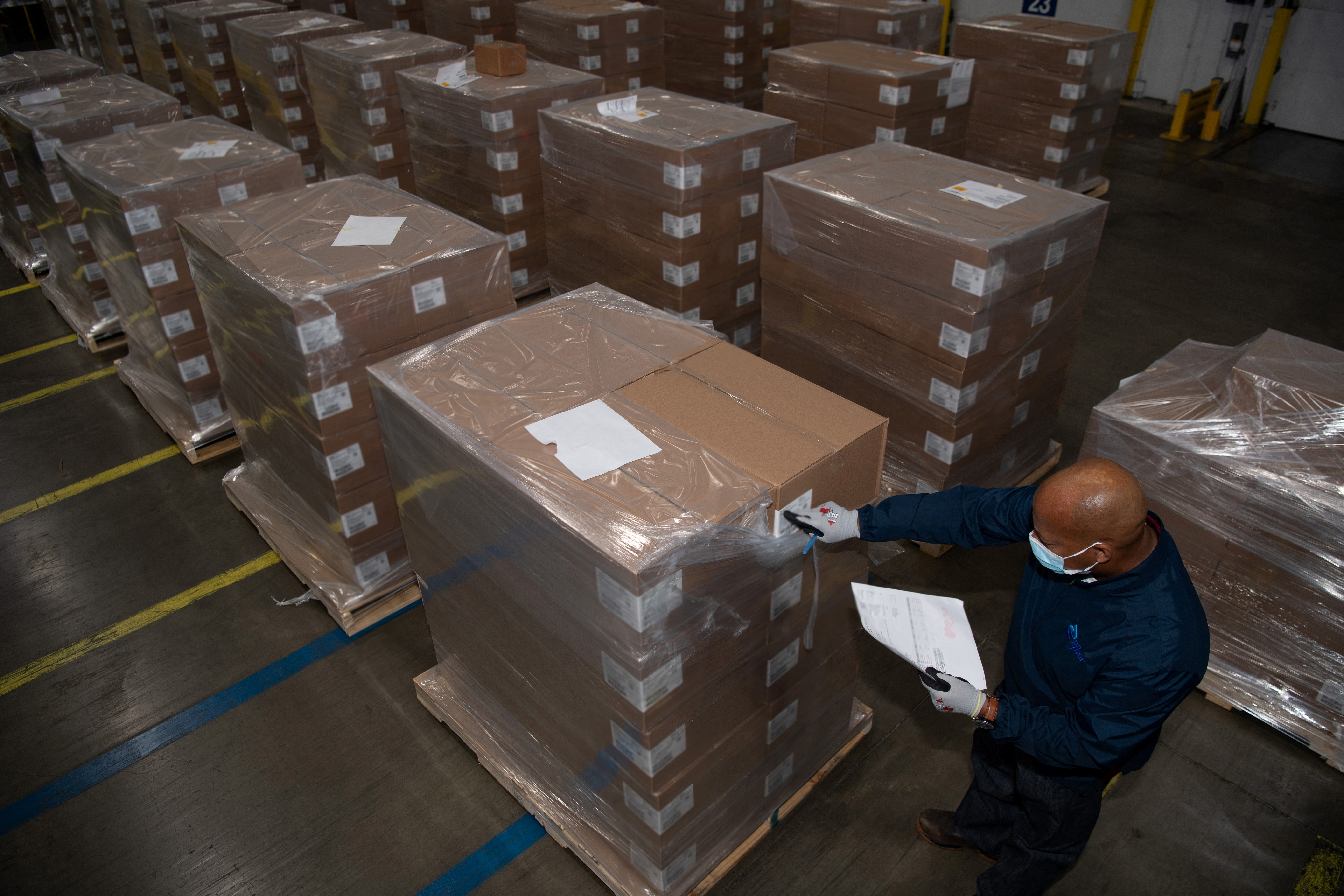 Un empleado de Pfizer revisa las cajas que contienen Paxlovid en una instalación de distribución en Memphis (REUTERS)