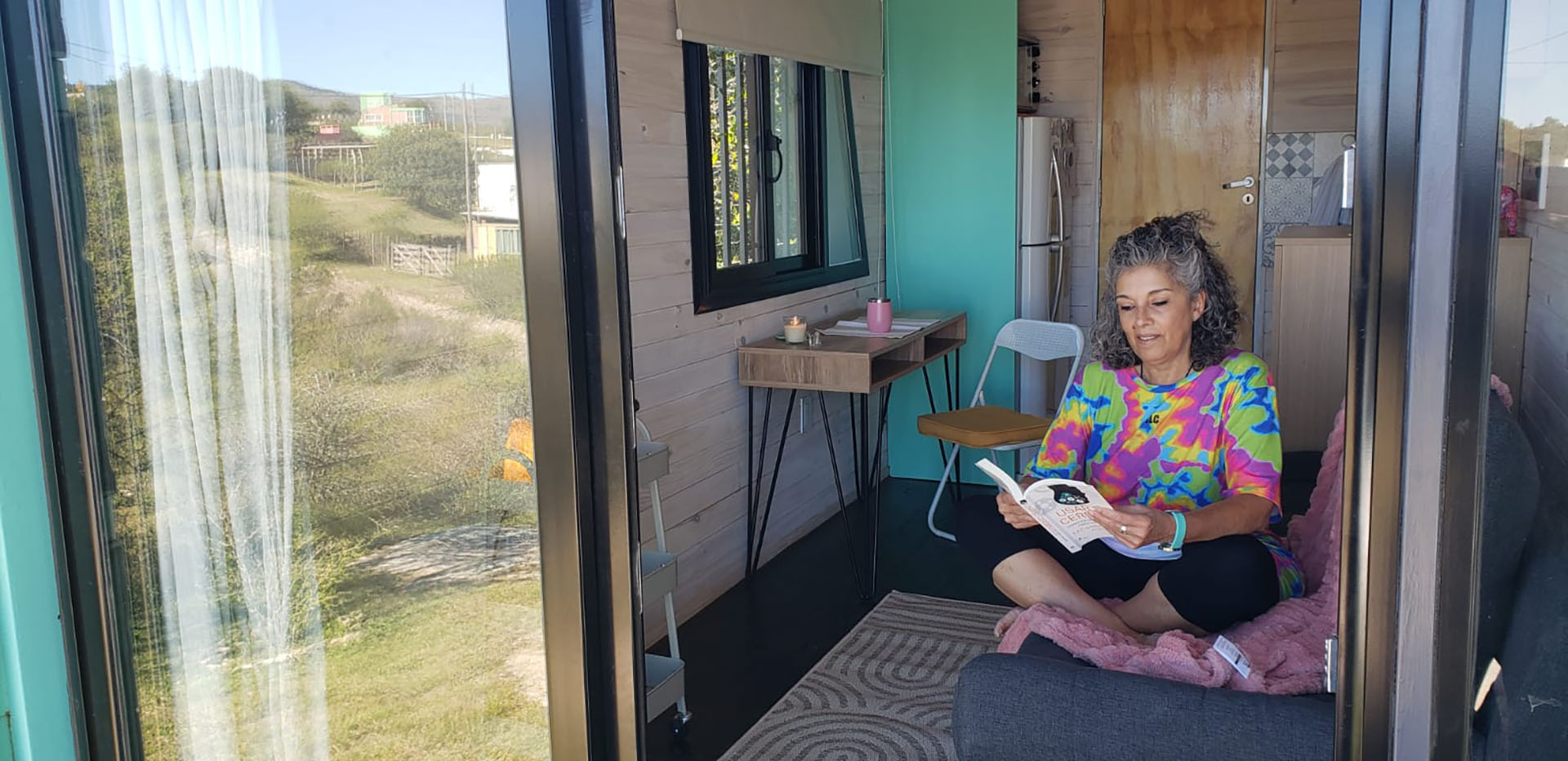 Es jubilada, tiene 64 a&ntilde;os y construy&oacute; una minicasa de 15 metros cuadrados en las sierras cordobesas: "Es mi refugio energ&eacute;tico" 